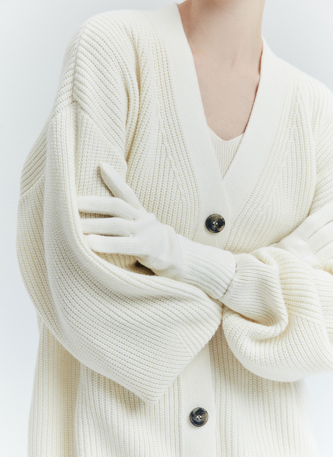 


Перчатки из 80% шерсти. Защищают руки от мороза и ветра. Сочетайте с шарфом и шапкой из новой коллекции.