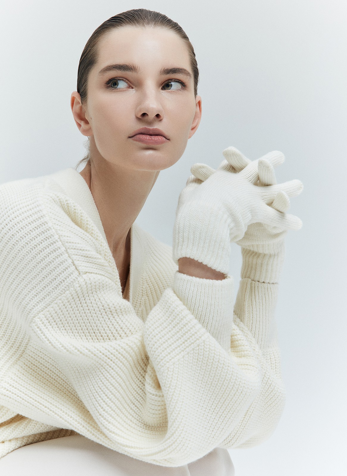 


Перчатки из 80% шерсти. Защищают руки от мороза и ветра. Сочетайте с шарфом и шапкой из новой коллекции.