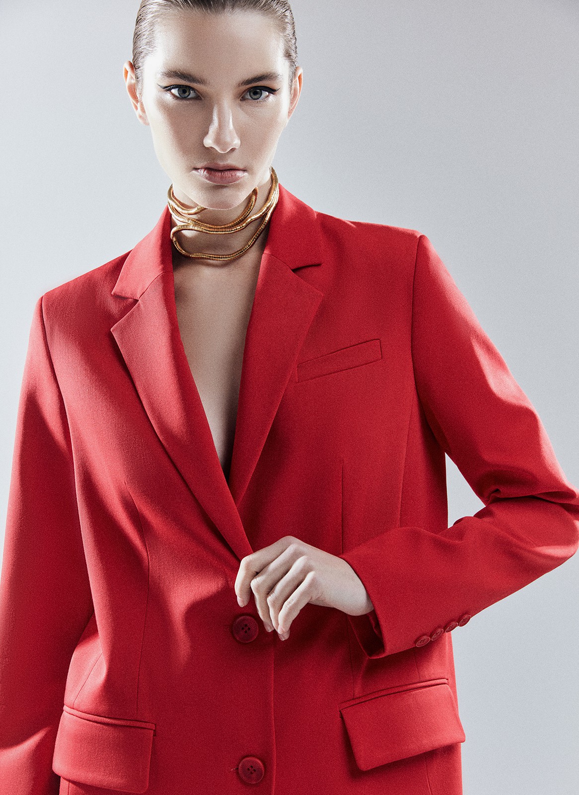 Жакет объёмный однобортный, цвет: красный Allweneed
Жакет свободного кроя. Приятная к телу костюмная ткань, которая хорошо держит форму. Два накладных кармана для того, чтобы спрятать телефон. Застежка на две пуговицы в тон. Акцентная линия плеча создает уверенный образ. Мы создали модель с посадкой чуть ниже бедра, чтобы фигура визуально становилась стройнее. Сочетайте с брюками из комплекта или носите отдельно.