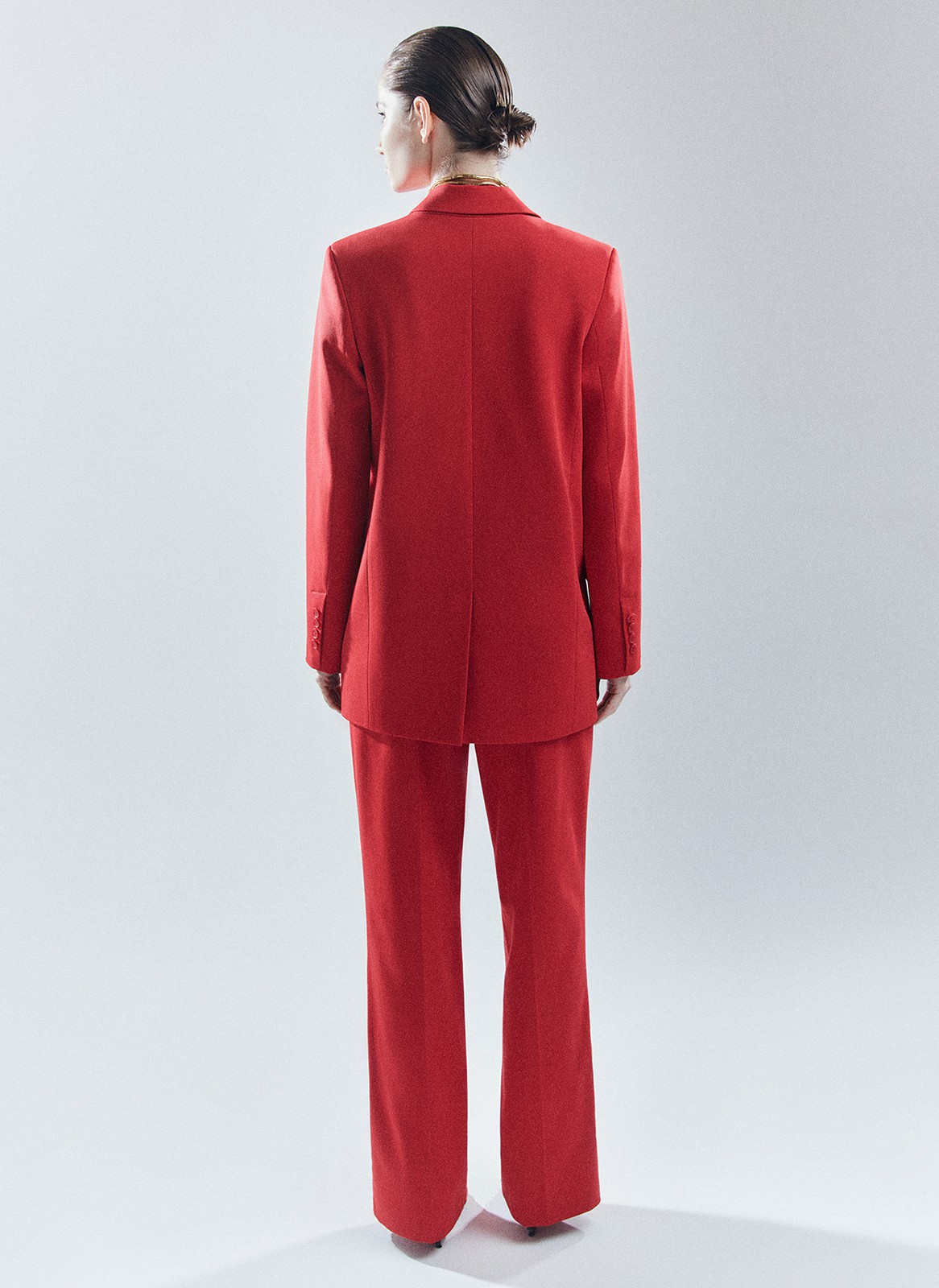 Жакет объёмный однобортный, цвет: красный Allweneed
Жакет свободного кроя. Приятная к телу костюмная ткань, которая хорошо держит форму. Два накладных кармана для того, чтобы спрятать телефон. Застежка на две пуговицы в тон. Акцентная линия плеча создает уверенный образ. Мы создали модель с посадкой чуть ниже бедра, чтобы фигура визуально становилась стройнее. Сочетайте с брюками из комплекта или носите отдельно.