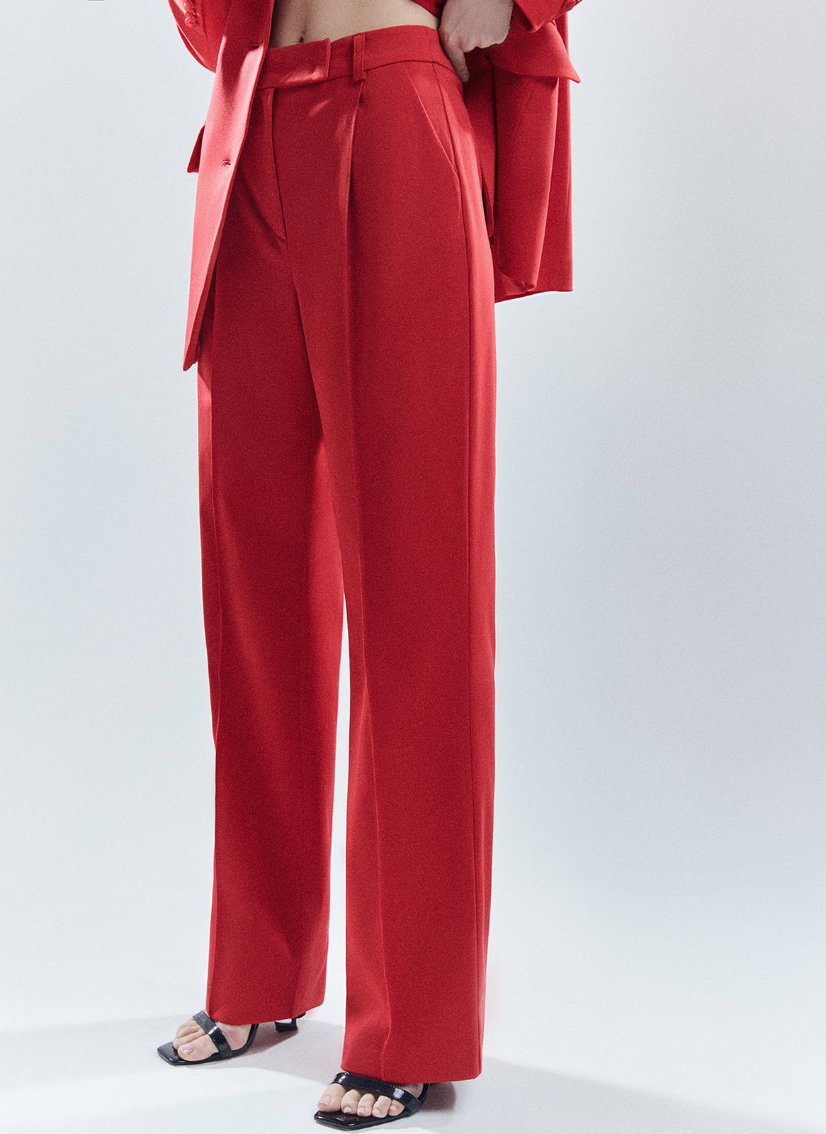Брюки полной длины, цвет: красный Allweneed
Брюки прямого кроя. Полная длина и посадка на талии. Модель со скрытой застёжкой. Брюки благодаря крою отлично вытягивают силуэт и делают ноги визуально стройнее. Носите с жакетом из новой коллекции в офис или на свидание.