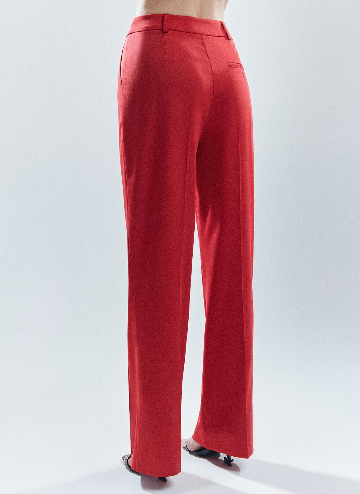 Брюки полной длины, цвет: красный Allweneed
Брюки прямого кроя. Полная длина и посадка на талии. Модель со скрытой застёжкой. Брюки благодаря крою отлично вытягивают силуэт и делают ноги визуально стройнее. Носите с жакетом из новой коллекции в офис или на свидание.