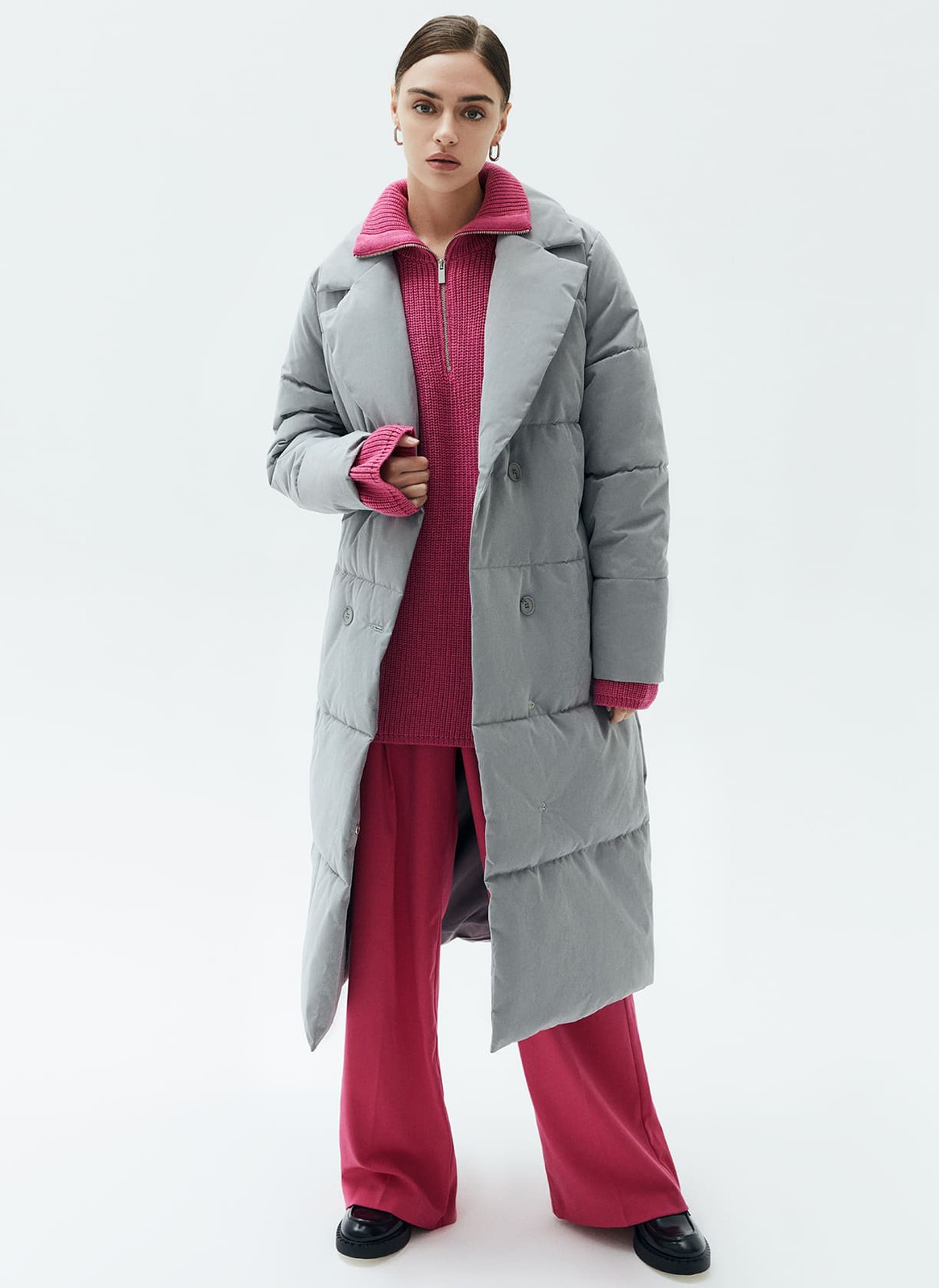 Пуховик-тренч, цвет: светло-серый Allweneed
Пуховик-тренч с поясом в тон. Длина миди и свободная посадка для комфорта. Модель прослужит вам несколько сезонов. Изделие согревает даже в сильные ветра и холод. Пуховик имеет два ряда пуговиц и напоминает по фасону классический тренч. Вы можете носить его как модель оверсайз или подчеркнуть талию поясом. Сочетайте с высокими сапогами или ботинками. Держит тепло до - 25 и имеет водоотталкивающий эффект. При сильном дожде использование зонта обязательно.