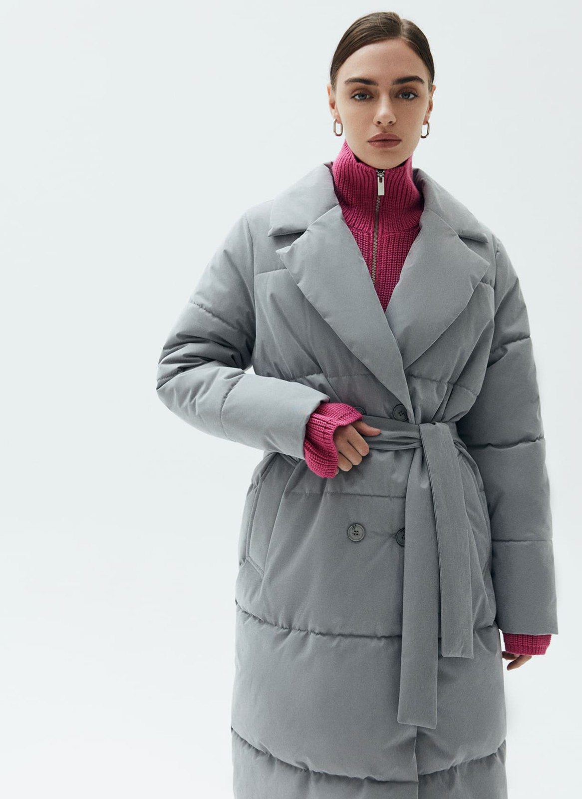 Пуховик-тренч, цвет: светло-серый Allweneed
Пуховик-тренч с поясом в тон. Длина миди и свободная посадка для комфорта. Модель прослужит вам несколько сезонов. Изделие согревает даже в сильные ветра и холод. Пуховик имеет два ряда пуговиц и напоминает по фасону классический тренч. Вы можете носить его как модель оверсайз или подчеркнуть талию поясом. Сочетайте с высокими сапогами или ботинками. Держит тепло до - 25 и имеет водоотталкивающий эффект. При сильном дожде использование зонта обязательно.