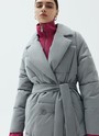 Пуховик-тренч, цвет: светло-серый Allweneed
Пуховик-тренч с поясом в тон. Длина миди и свободная посадка для комфорта. Модель прослужит вам несколько сезонов. Изделие согревает даже в сильные ветра и холод. Пуховик имеет два ряда пуговиц и напоминает по фасону классический тренч. Вы можете носить его как модель оверсайз или подчеркнуть талию поясом. Сочетайте с высокими сапогами или ботинками. Держит тепло до - 25 и имеет водоотталкивающий эффект. При сильном дожде использование зонта обязательно.