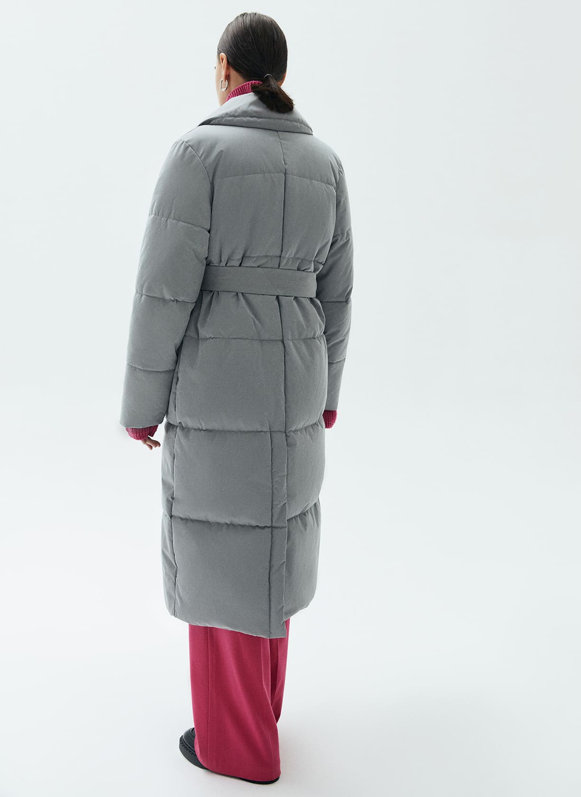 Пуховик-тренч, цвет: светло-серый Allweneed
Пуховик-тренч с поясом в тон. Длина миди и свободная посадка для комфорта. Модель прослужит вам несколько сезонов. Изделие согревает даже в сильные ветра и холод. Пуховик имеет два ряда пуговиц и напоминает по фасону классический тренч. Вы можете носить его как модель оверсайз или подчеркнуть талию поясом. Сочетайте с высокими сапогами или ботинками. Держит тепло до - 25 и имеет водоотталкивающий эффект. При сильном дожде использование зонта обязательно.