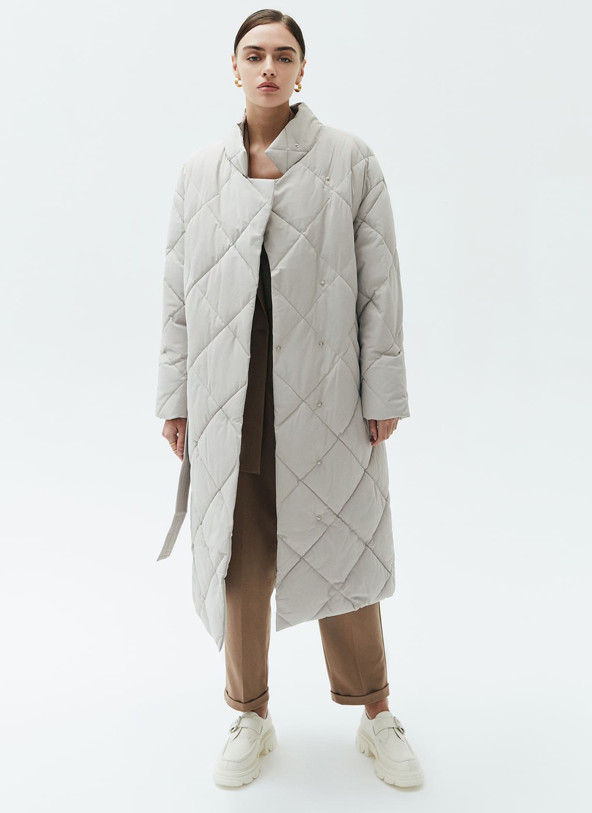 Пуховик-миди со стежкой в ромбик, цвет: ПЕПЕЛЬНЫЙ Allweneed
Пуховик длины миди со стежкой в ромбик. Модель напоминает теплое и уютное одеяло, в котором можно спрятаться от мороза. Стежка является акцентной деталью модели. Пуховик имеет прорезные карманы и мягкий пояс на талии. Держит тепло до - 25. Для прогулки подберите шапку и шарф к пуховику. Изделие имеет водоотталкивающий эффект. В сильный дождь использование зонта обязательно.