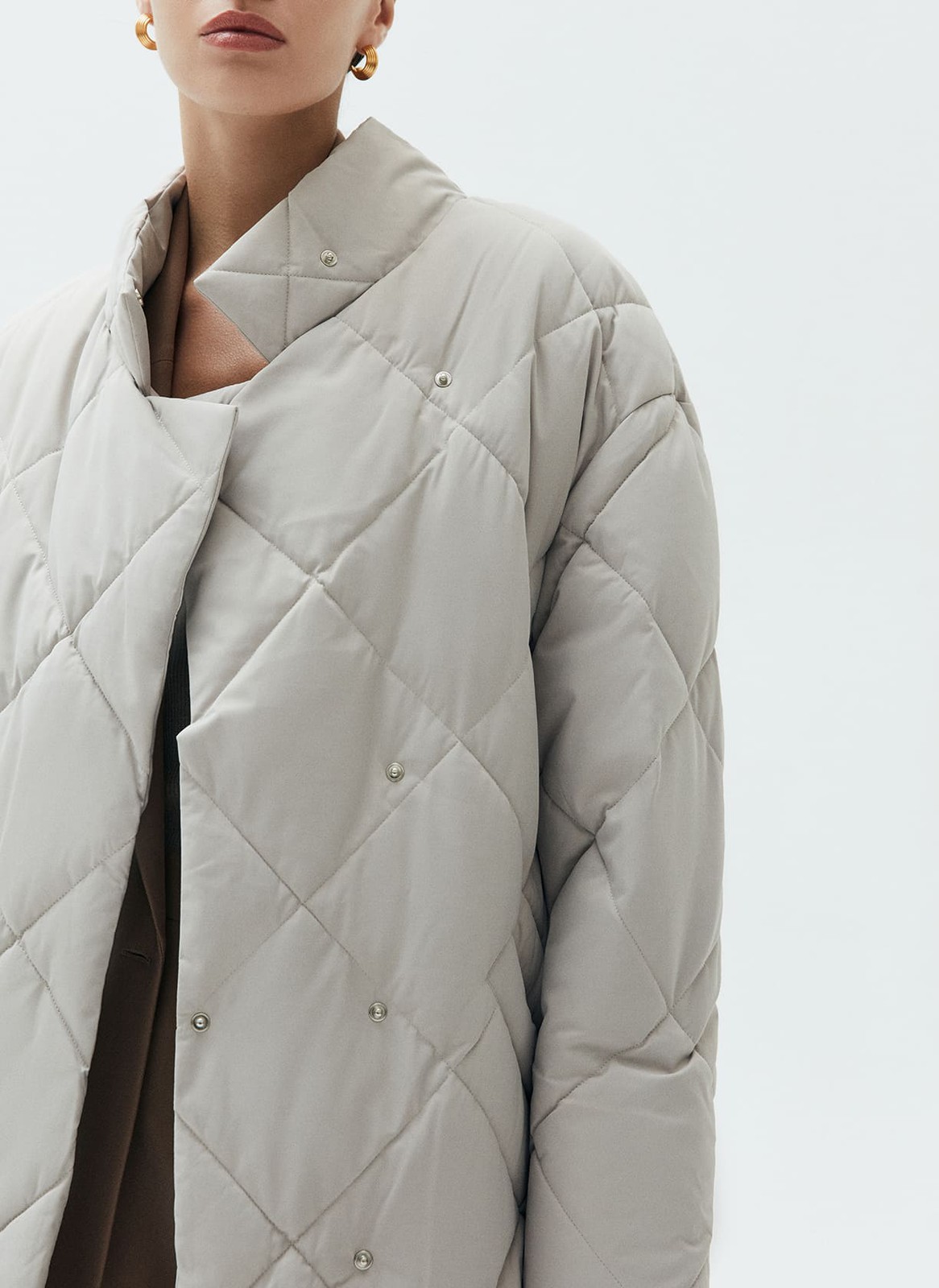 Пуховик-миди со стежкой в ромбик, цвет: ПЕПЕЛЬНЫЙ Allweneed
Пуховик длины миди со стежкой в ромбик. Модель напоминает теплое и уютное одеяло, в котором можно спрятаться от мороза. Стежка является акцентной деталью модели. Пуховик имеет прорезные карманы и мягкий пояс на талии. Держит тепло до - 25. Для прогулки подберите шапку и шарф к пуховику. Изделие имеет водоотталкивающий эффект. В сильный дождь использование зонта обязательно.