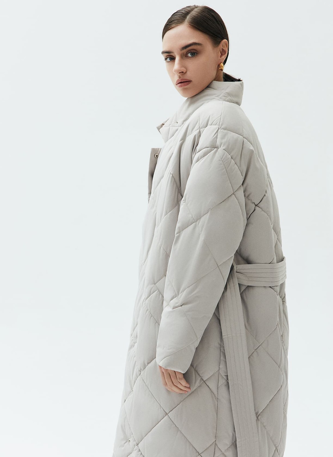 Пуховик-миди со стежкой в ромбик, цвет: ПЕПЕЛЬНЫЙ Allweneed
Пуховик длины миди со стежкой в ромбик. Модель напоминает теплое и уютное одеяло, в котором можно спрятаться от мороза. Стежка является акцентной деталью модели. Пуховик имеет прорезные карманы и мягкий пояс на талии. Держит тепло до - 25. Для прогулки подберите шапку и шарф к пуховику. Изделие имеет водоотталкивающий эффект. В сильный дождь использование зонта обязательно.