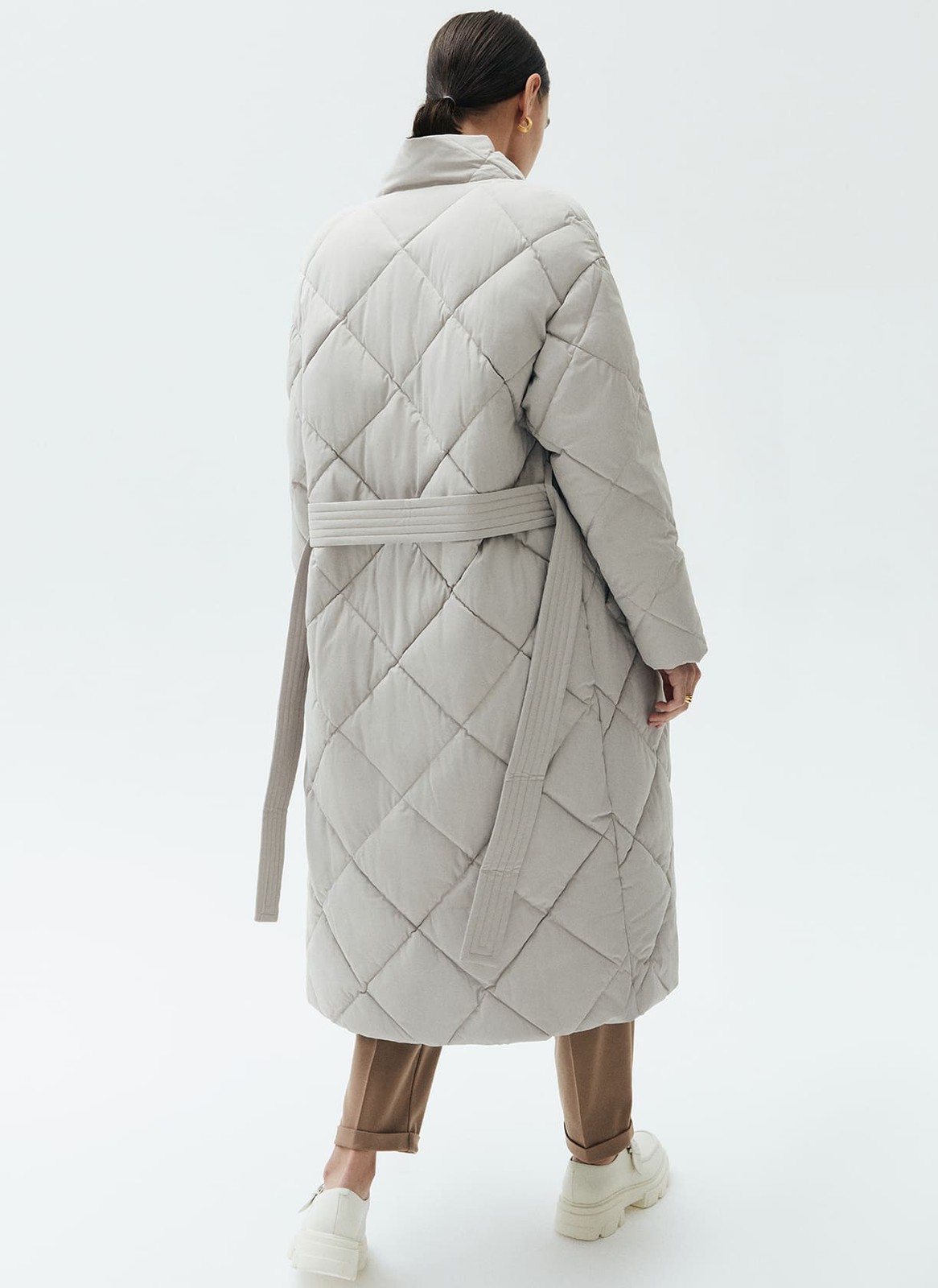 Пуховик-миди со стежкой в ромбик, цвет: ПЕПЕЛЬНЫЙ Allweneed
Пуховик длины миди со стежкой в ромбик. Модель напоминает теплое и уютное одеяло, в котором можно спрятаться от мороза. Стежка является акцентной деталью модели. Пуховик имеет прорезные карманы и мягкий пояс на талии. Держит тепло до - 25. Для прогулки подберите шапку и шарф к пуховику. Изделие имеет водоотталкивающий эффект. В сильный дождь использование зонта обязательно.