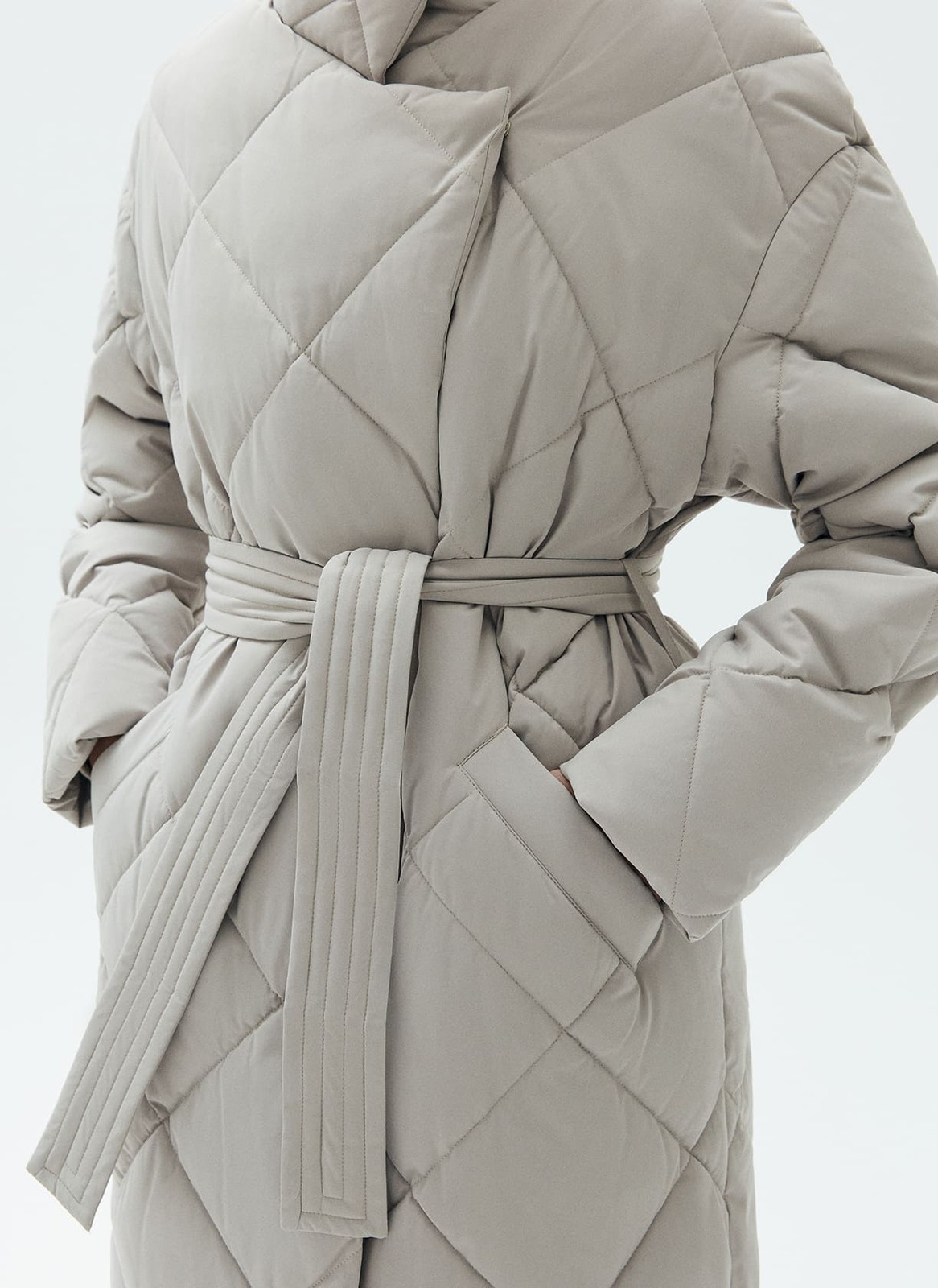 Пуховик-миди со стежкой в ромбик, цвет: ПЕПЕЛЬНЫЙ Allweneed
Пуховик длины миди со стежкой в ромбик. Модель напоминает теплое и уютное одеяло, в котором можно спрятаться от мороза. Стежка является акцентной деталью модели. Пуховик имеет прорезные карманы и мягкий пояс на талии. Держит тепло до - 25. Для прогулки подберите шапку и шарф к пуховику. Изделие имеет водоотталкивающий эффект. В сильный дождь использование зонта обязательно.