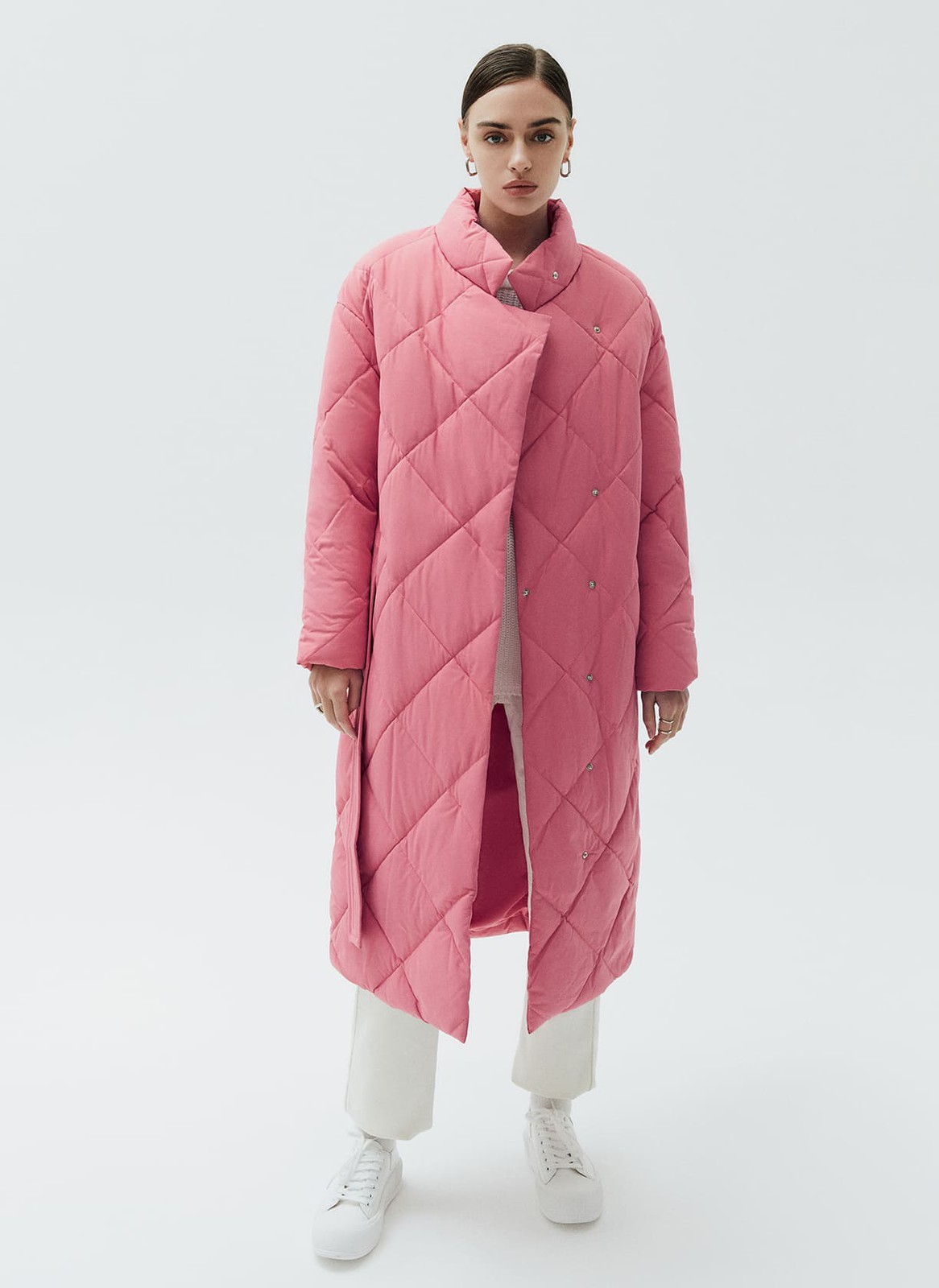 




Пуховик длины миди со стежкой в ромбик. Модель напоминает теплое и уютное одеяло, в котором можно спрятаться от мороза. Стежка является акцентной деталью модели. Пуховик имеет прорезные карманы и мягкий пояс на талии. Держит тепло до - 25. Для прогулки подберите шапку и шарф к пуховику. Изделие имеет водоотталкивающий эффект. В сильный дождь использование зонта обязательно.

