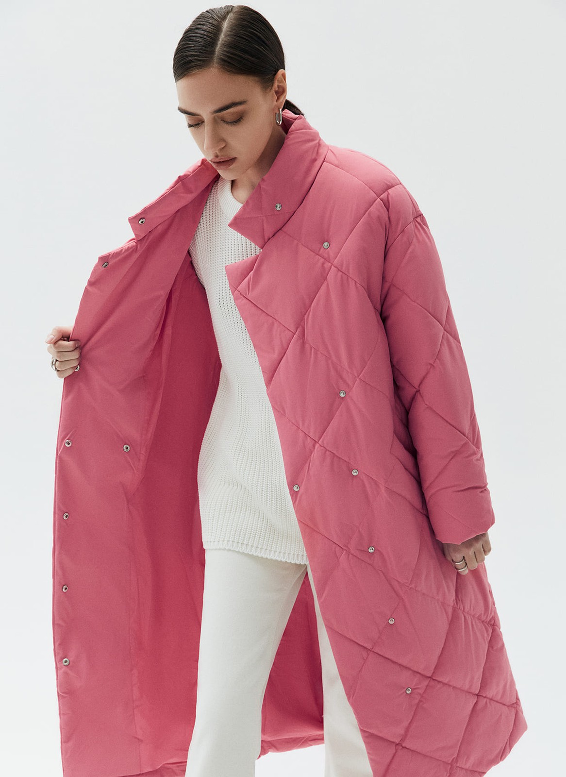 




Пуховик длины миди со стежкой в ромбик. Модель напоминает теплое и уютное одеяло, в котором можно спрятаться от мороза. Стежка является акцентной деталью модели. Пуховик имеет прорезные карманы и мягкий пояс на талии. Держит тепло до - 25. Для прогулки подберите шапку и шарф к пуховику. Изделие имеет водоотталкивающий эффект. В сильный дождь использование зонта обязательно.

