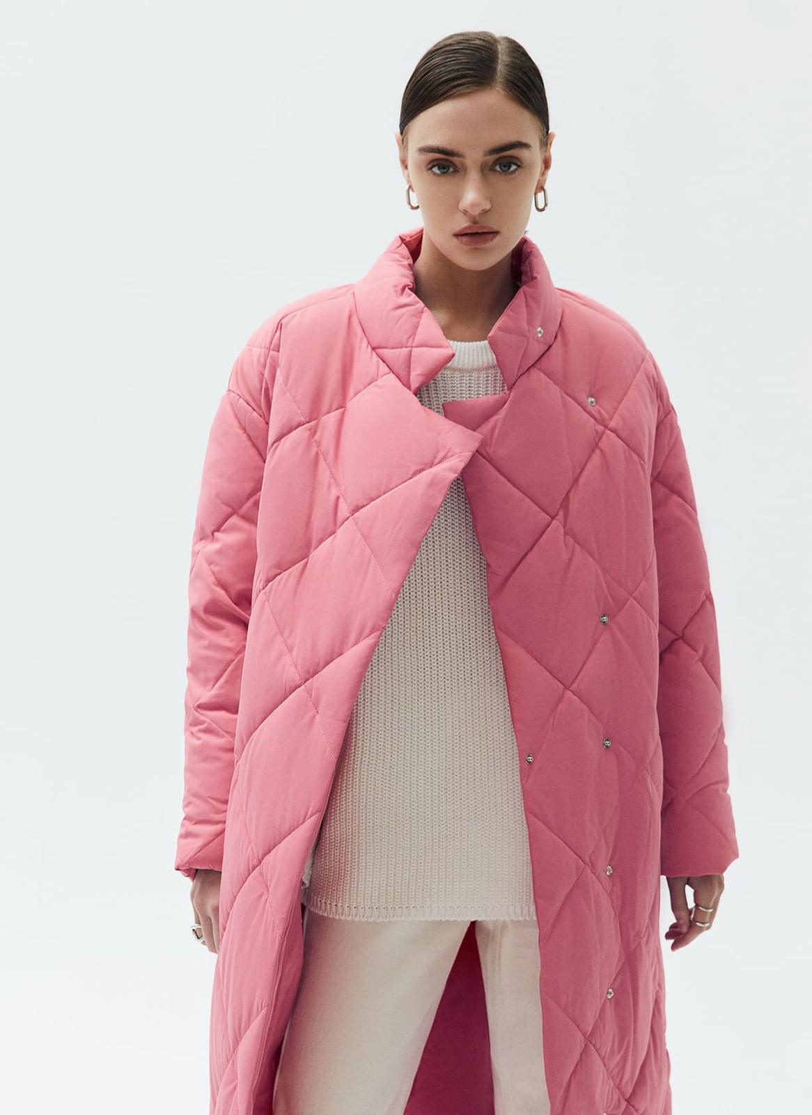 




Пуховик длины миди со стежкой в ромбик. Модель напоминает теплое и уютное одеяло, в котором можно спрятаться от мороза. Стежка является акцентной деталью модели. Пуховик имеет прорезные карманы и мягкий пояс на талии. Держит тепло до - 25. Для прогулки подберите шапку и шарф к пуховику. Изделие имеет водоотталкивающий эффект. В сильный дождь использование зонта обязательно.

