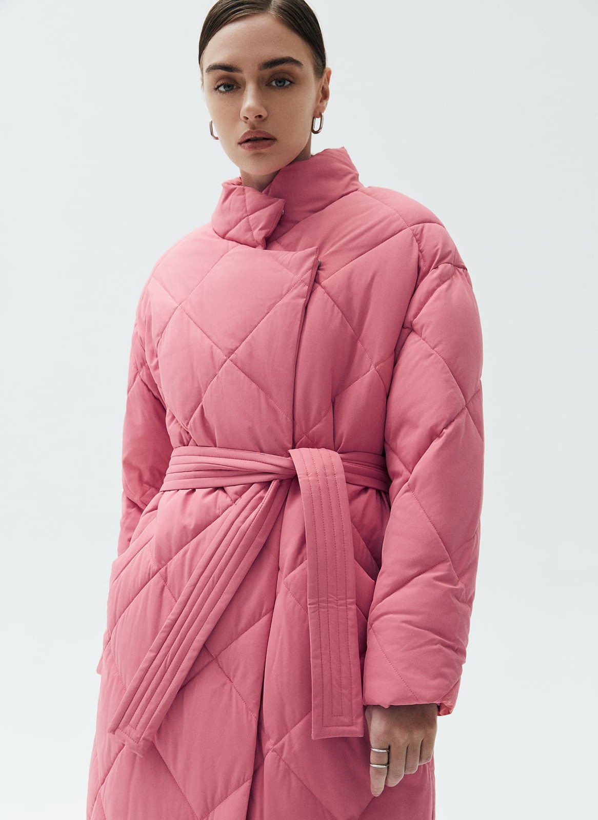 




Пуховик длины миди со стежкой в ромбик. Модель напоминает теплое и уютное одеяло, в котором можно спрятаться от мороза. Стежка является акцентной деталью модели. Пуховик имеет прорезные карманы и мягкий пояс на талии. Держит тепло до - 25. Для прогулки подберите шапку и шарф к пуховику. Изделие имеет водоотталкивающий эффект. В сильный дождь использование зонта обязательно.

