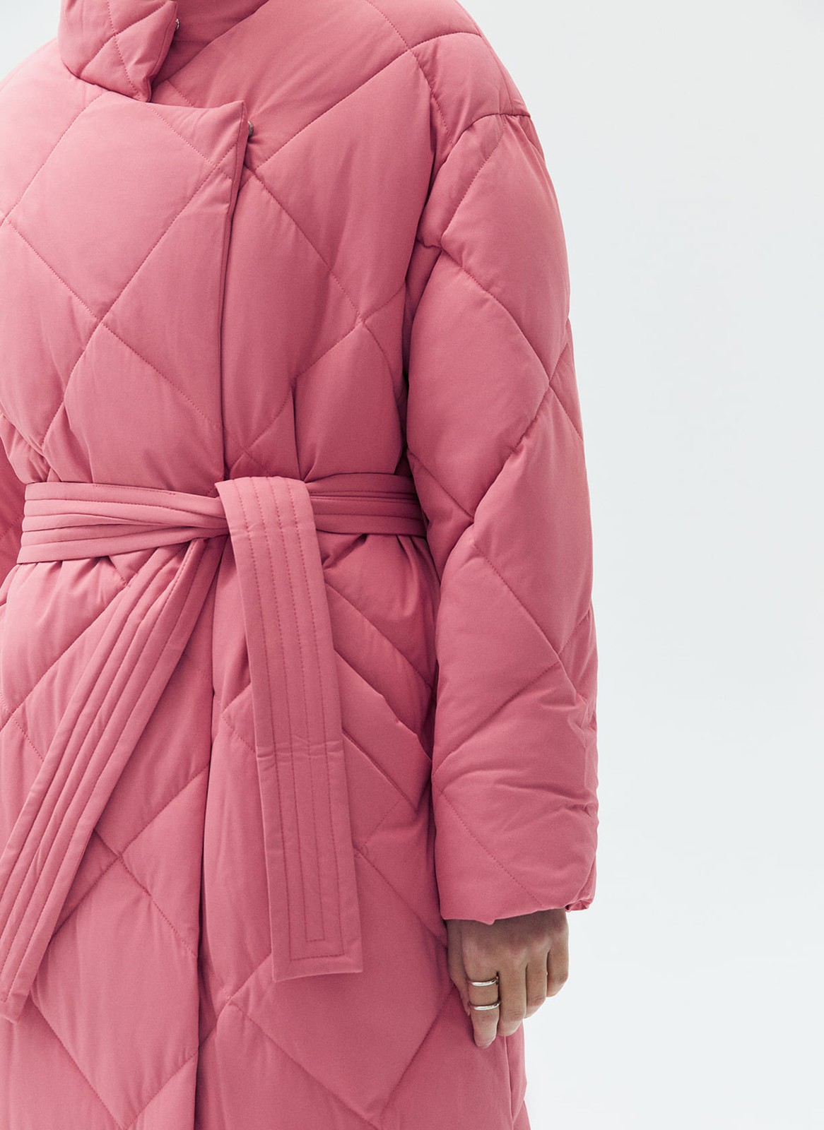 




Пуховик длины миди со стежкой в ромбик. Модель напоминает теплое и уютное одеяло, в котором можно спрятаться от мороза. Стежка является акцентной деталью модели. Пуховик имеет прорезные карманы и мягкий пояс на талии. Держит тепло до - 25. Для прогулки подберите шапку и шарф к пуховику. Изделие имеет водоотталкивающий эффект. В сильный дождь использование зонта обязательно.

