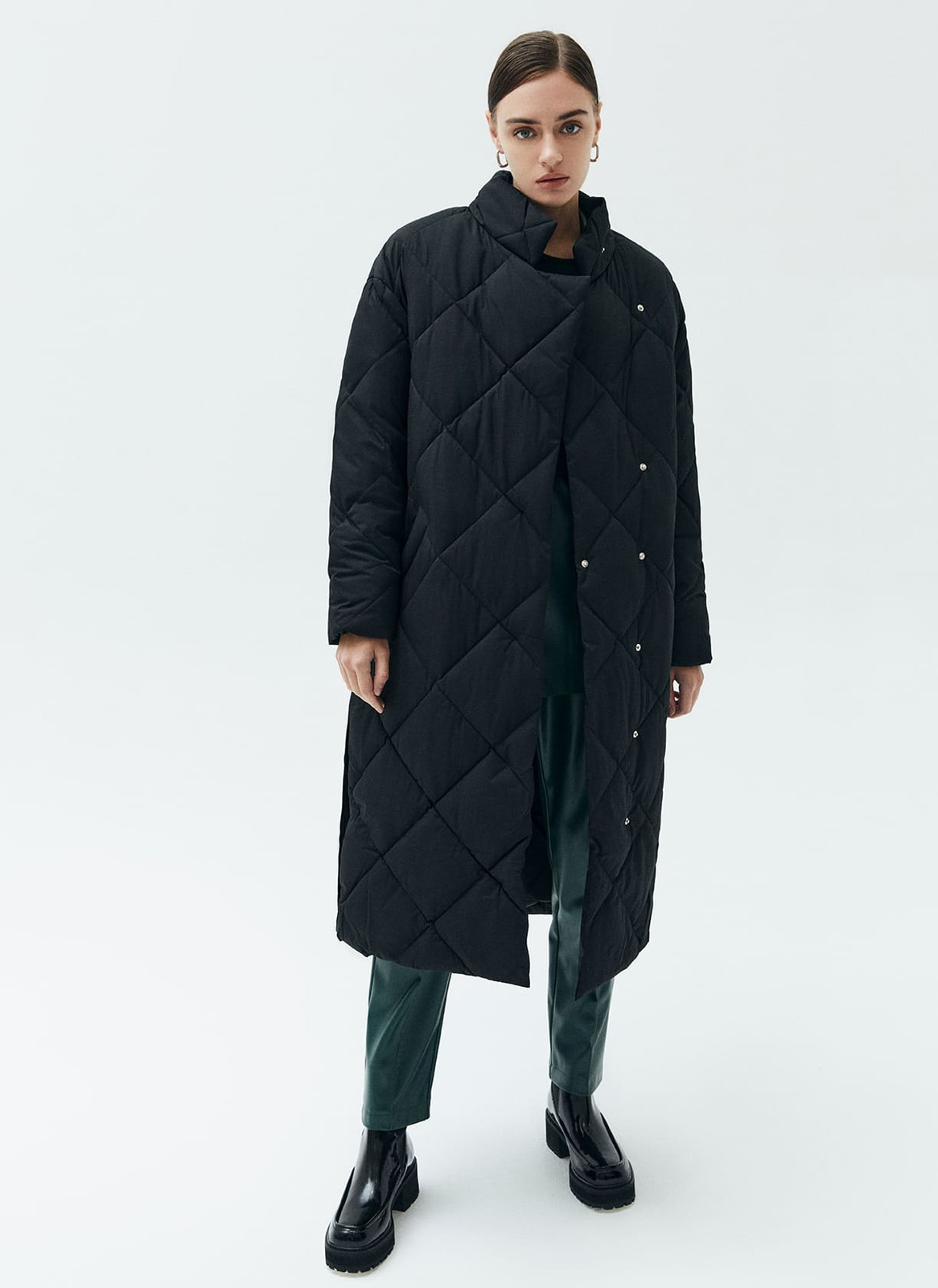 




Пуховик длины миди со стежкой в ромбик. Модель напоминает теплое и уютное одеяло, в котором можно спрятаться от мороза. Стежка является акцентной деталью модели. Пуховик имеет прорезные карманы и мягкий пояс на талии. Держит тепло до - 25. Для прогулки подберите шапку и шарф к пуховику. Изделие имеет водоотталкивающий эффект. В сильный дождь использование зонта обязательно.

