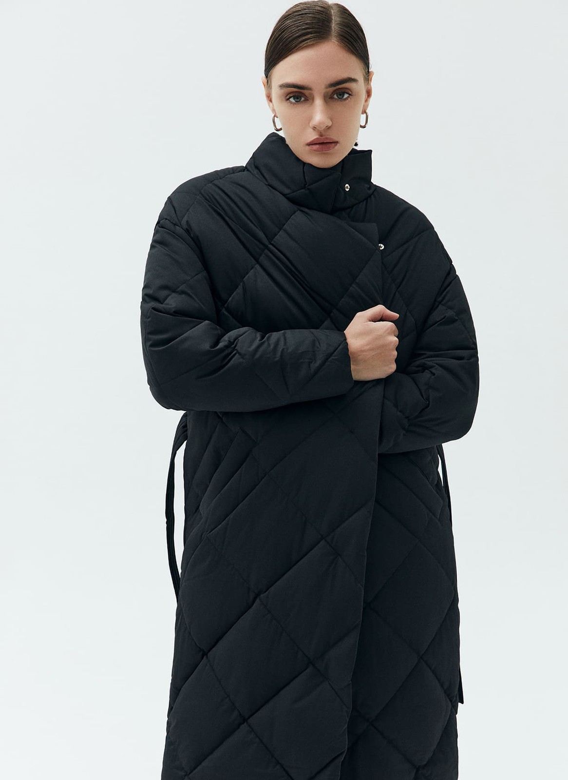 




Пуховик длины миди со стежкой в ромбик. Модель напоминает теплое и уютное одеяло, в котором можно спрятаться от мороза. Стежка является акцентной деталью модели. Пуховик имеет прорезные карманы и мягкий пояс на талии. Держит тепло до - 25. Для прогулки подберите шапку и шарф к пуховику. Изделие имеет водоотталкивающий эффект. В сильный дождь использование зонта обязательно.

