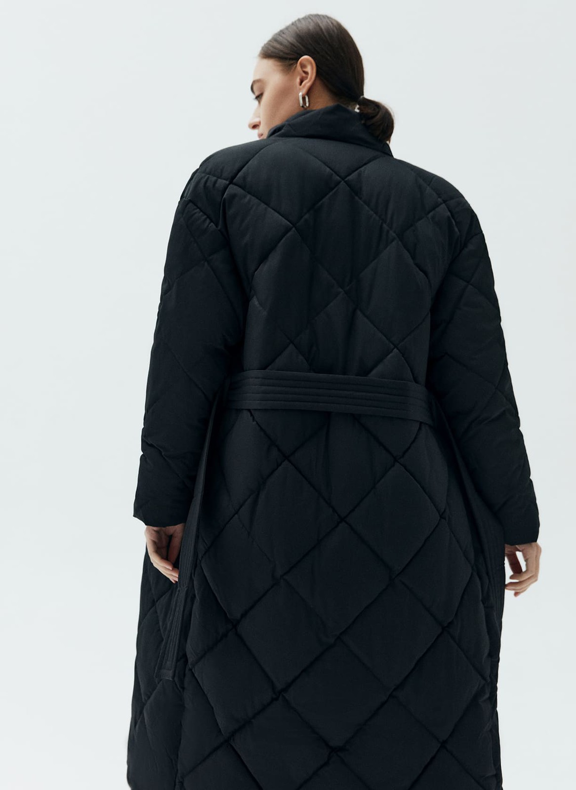 




Пуховик длины миди со стежкой в ромбик. Модель напоминает теплое и уютное одеяло, в котором можно спрятаться от мороза. Стежка является акцентной деталью модели. Пуховик имеет прорезные карманы и мягкий пояс на талии. Держит тепло до - 25. Для прогулки подберите шапку и шарф к пуховику. Изделие имеет водоотталкивающий эффект. В сильный дождь использование зонта обязательно.

