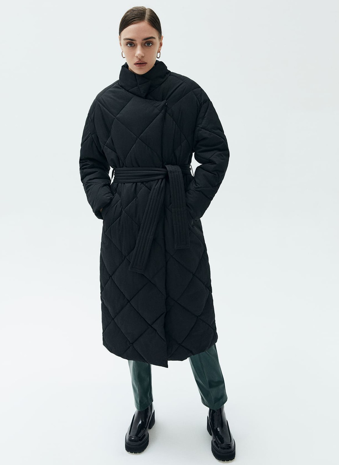 




Пуховик длины миди со стежкой в ромбик. Модель напоминает теплое и уютное одеяло, в котором можно спрятаться от мороза. Стежка является акцентной деталью модели. Пуховик имеет прорезные карманы и мягкий пояс на талии. Держит тепло до - 25. Для прогулки подберите шапку и шарф к пуховику. Изделие имеет водоотталкивающий эффект. В сильный дождь использование зонта обязательно.

