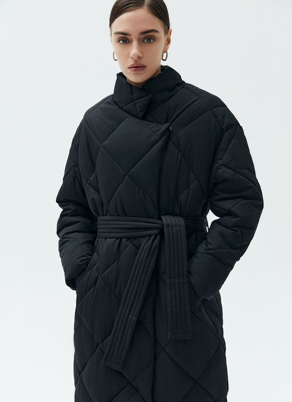 




Пуховик длины миди со стежкой в ромбик. Модель напоминает теплое и уютное одеяло, в котором можно спрятаться от мороза. Стежка является акцентной деталью модели. Пуховик имеет прорезные карманы и мягкий пояс на талии. Держит тепло до - 25. Для прогулки подберите шапку и шарф к пуховику. Изделие имеет водоотталкивающий эффект. В сильный дождь использование зонта обязательно.

