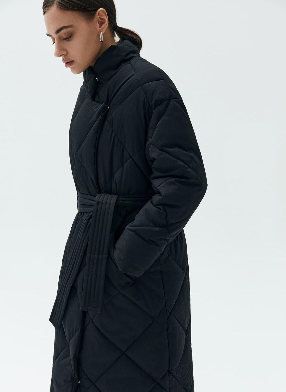 




Пуховик длины миди со стежкой в ромбик. Модель напоминает теплое и уютное одеяло, в котором можно спрятаться от мороза. Стежка является акцентной деталью модели. Пуховик имеет прорезные карманы и мягкий пояс на талии. Держит тепло до - 25. Для прогулки подберите шапку и шарф к пуховику. Изделие имеет водоотталкивающий эффект. В сильный дождь использование зонта обязательно.

