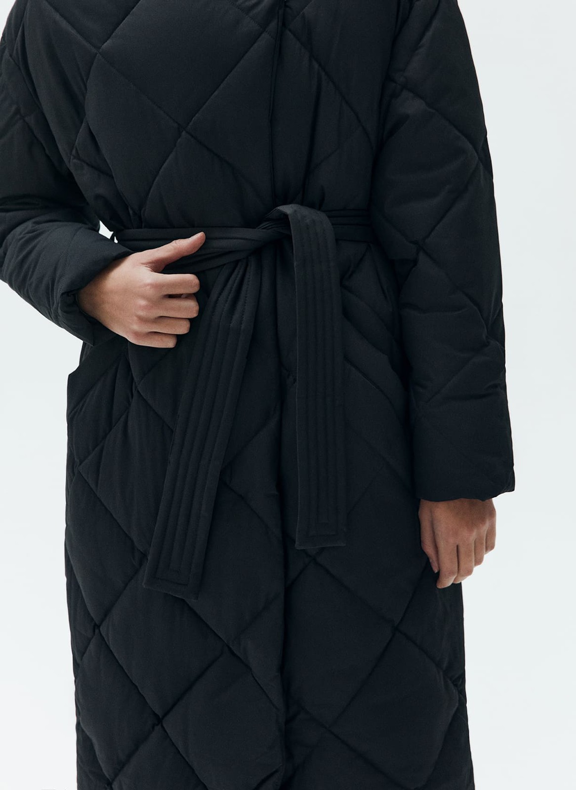 




Пуховик длины миди со стежкой в ромбик. Модель напоминает теплое и уютное одеяло, в котором можно спрятаться от мороза. Стежка является акцентной деталью модели. Пуховик имеет прорезные карманы и мягкий пояс на талии. Держит тепло до - 25. Для прогулки подберите шапку и шарф к пуховику. Изделие имеет водоотталкивающий эффект. В сильный дождь использование зонта обязательно.

