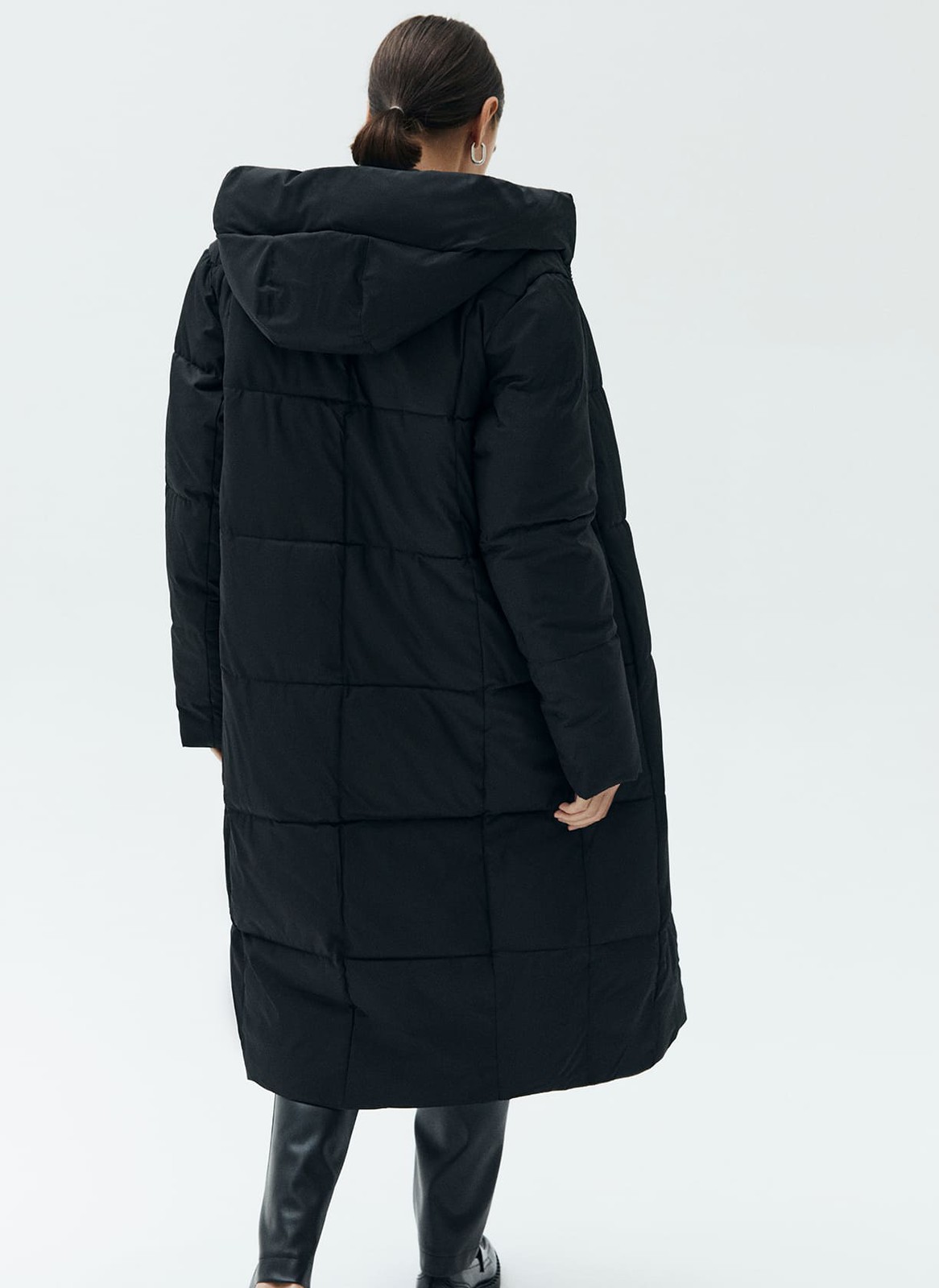 






Пуховик прямого кроя со съемным шарфом. Удобная застежка на молнию и высокое горло, которое защищает от ветра. Для большего тепла вы можете завязать шарф в тон модели. Изделие имеет водоотталкивающий эффект. В нем легко отправиться на долгую прогулку и не замёрзнуть в холода. Держит тепло до - 25. При сильном дожде использование зонта обязательно.