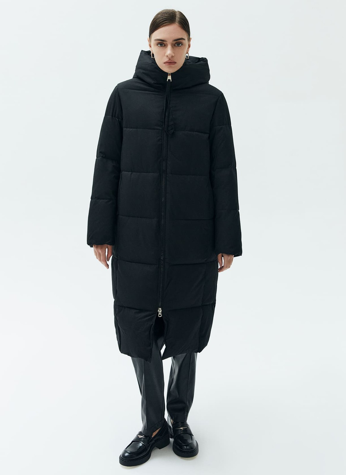 






Пуховик прямого кроя со съемным шарфом. Удобная застежка на молнию и высокое горло, которое защищает от ветра. Для большего тепла вы можете завязать шарф в тон модели. Изделие имеет водоотталкивающий эффект. В нем легко отправиться на долгую прогулку и не замёрзнуть в холода. Держит тепло до - 25. При сильном дожде использование зонта обязательно.