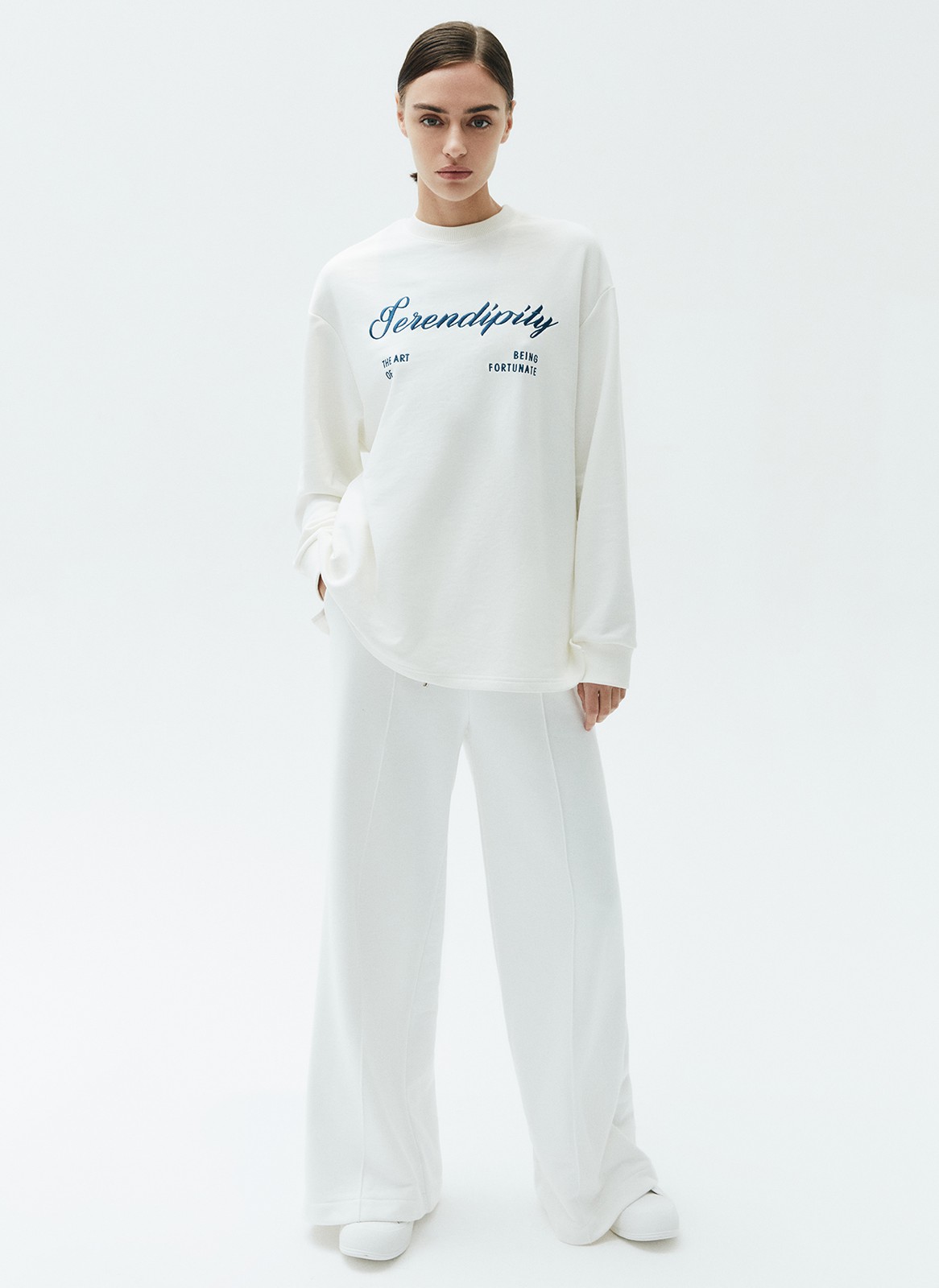 Свитшот с вышивкой, цвет: молочный Allweneed Свитшот свободного кроя из плотного трикотажа. Модель имеет разрезы по боковым швам, спущенное плечо и удлиненный рукав. Акцентная деталь вышивка. Благодаря приятной на ощупь ткани вы комфортно проведете в свитшоте целый день. Мы советуем сочетать с юбками и джинсами, а также составлять многослойные образы с рубашками.