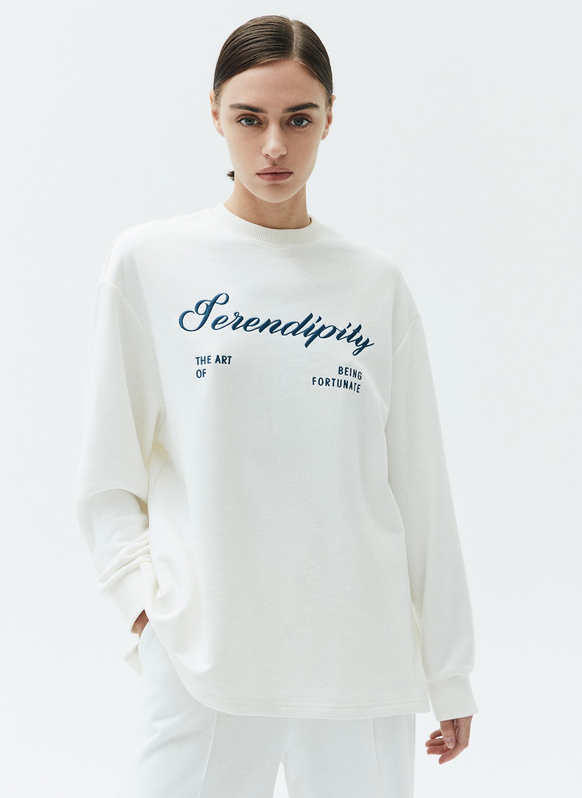 Свитшот с вышивкой, цвет: молочный Allweneed Свитшот свободного кроя из плотного трикотажа. Модель имеет разрезы по боковым швам, спущенное плечо и удлиненный рукав. Акцентная деталь вышивка. Благодаря приятной на ощупь ткани вы комфортно проведете в свитшоте целый день. Мы советуем сочетать с юбками и джинсами, а также составлять многослойные образы с рубашками.