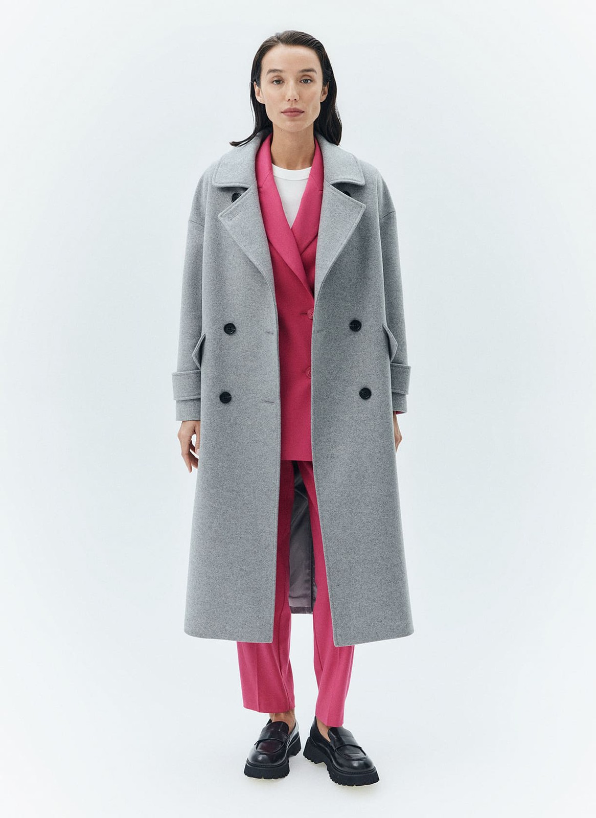 Пальто-кокон двубортное из шерсти и кашемира, цвет: серый Allweneed Свободное пальто из премиальной шерсти на пуговицах. Мы выполнили модель из итальянской шерсти и нежного кашемира, который дарит благородный сатиновый блеск. Актуальный силуэт кокон, длина миди и шлица сзади для удобства движений. Линия плеча немного спущена, застежка на четыре контрастные пуговицы и прорезные по диагонали карманы с клапанами. Пальто дополнит осенние образы с джинсами и брюками, с платьями-свитерами и высокими сапогами.
Температурный режим до +5 C
На модели размер XS