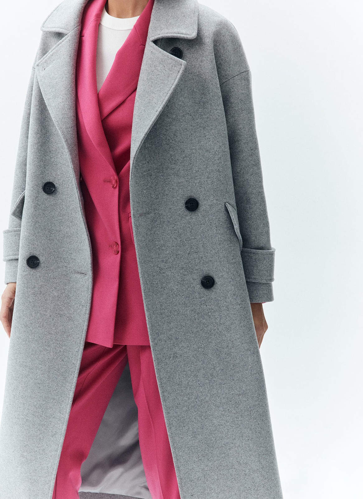 Пальто-кокон двубортное из шерсти и кашемира, цвет: серый Allweneed Свободное пальто из премиальной шерсти на пуговицах. Мы выполнили модель из итальянской шерсти и нежного кашемира, который дарит благородный сатиновый блеск. Актуальный силуэт кокон, длина миди и шлица сзади для удобства движений. Линия плеча немного спущена, застежка на четыре контрастные пуговицы и прорезные по диагонали карманы с клапанами. Пальто дополнит осенние образы с джинсами и брюками, с платьями-свитерами и высокими сапогами.
Температурный режим до +5 C
На модели размер XS