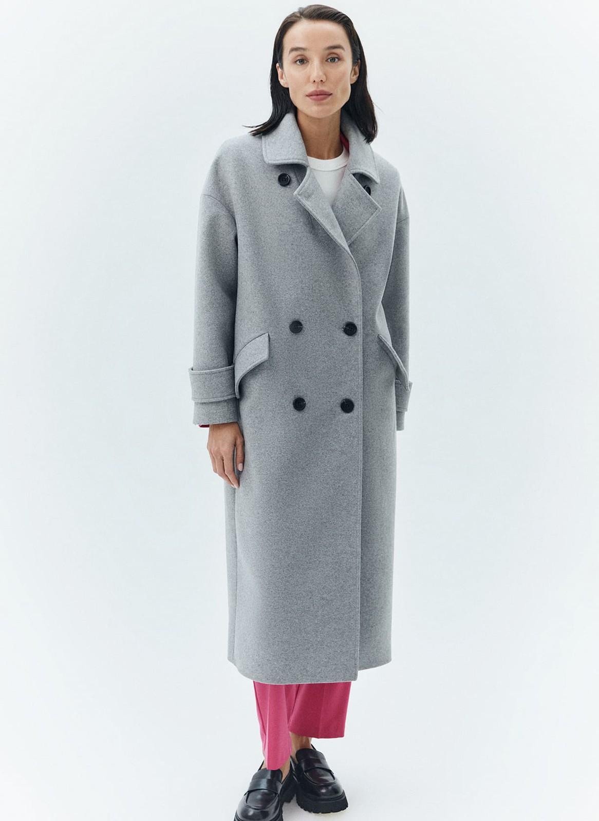 Пальто-кокон двубортное из шерсти и кашемира, цвет: серый Allweneed Свободное пальто из премиальной шерсти на пуговицах. Мы выполнили модель из итальянской шерсти и нежного кашемира, который дарит благородный сатиновый блеск. Актуальный силуэт кокон, длина миди и шлица сзади для удобства движений. Линия плеча немного спущена, застежка на четыре контрастные пуговицы и прорезные по диагонали карманы с клапанами. Пальто дополнит осенние образы с джинсами и брюками, с платьями-свитерами и высокими сапогами.
Температурный режим до +5 C
На модели размер XS
