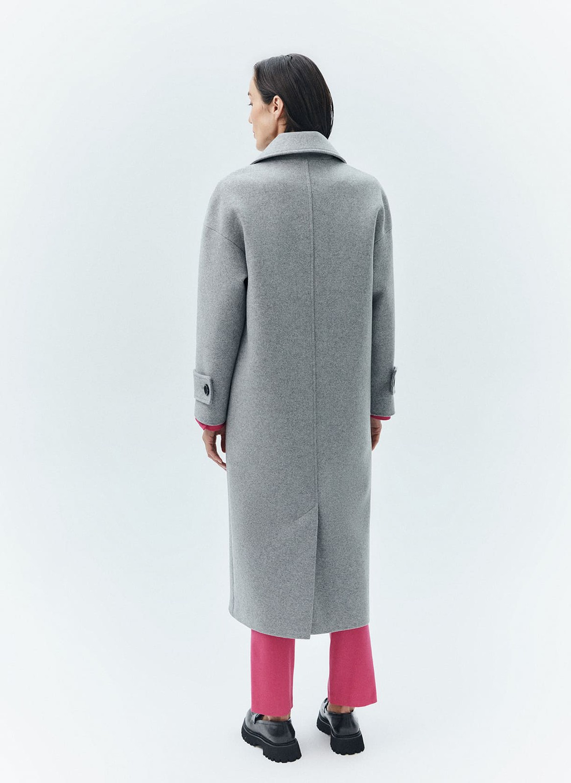 Пальто-кокон двубортное из шерсти и кашемира, цвет: серый Allweneed Свободное пальто из премиальной шерсти на пуговицах. Мы выполнили модель из итальянской шерсти и нежного кашемира, который дарит благородный сатиновый блеск. Актуальный силуэт кокон, длина миди и шлица сзади для удобства движений. Линия плеча немного спущена, застежка на четыре контрастные пуговицы и прорезные по диагонали карманы с клапанами. Пальто дополнит осенние образы с джинсами и брюками, с платьями-свитерами и высокими сапогами.
Температурный режим до +5 C
На модели размер XS