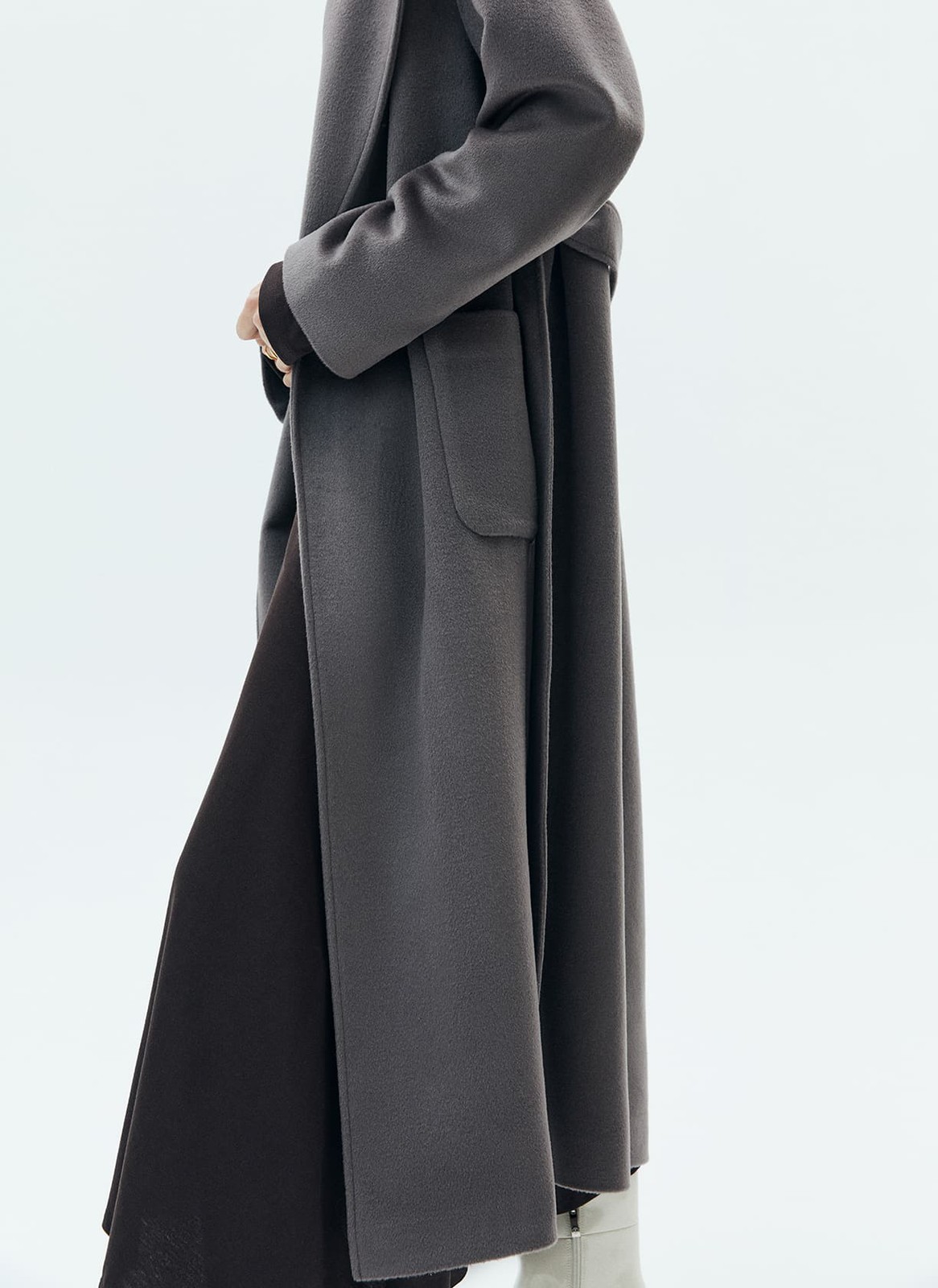 Пальто-халат с накладными карманами, цвет: темно-серый Allweneed
Пальто-халат в новом исполнении. Мы cделали более удлиненную модель, но сохранили все важные детали: отложной воротник, треугольные лацканы и пояс. Пальто выполнено из теплой шерсти с мягким отливом. Модель имеет два глубоких кармана для перчаток и других мелочей. Мы любим такой фасон за лаконичность и универсальность. Создавайте женственные образы или более расслабленные.