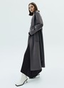 Пальто-халат с накладными карманами, цвет: темно-серый Allweneed
Пальто-халат в новом исполнении. Мы cделали более удлиненную модель, но сохранили все важные детали: отложной воротник, треугольные лацканы и пояс. Пальто выполнено из теплой шерсти с мягким отливом. Модель имеет два глубоких кармана для перчаток и других мелочей. Мы любим такой фасон за лаконичность и универсальность. Создавайте женственные образы или более расслабленные.