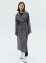 Пальто-халат с накладными карманами, цвет: темно-серый Allweneed
Пальто-халат в новом исполнении. Мы cделали более удлиненную модель, но сохранили все важные детали: отложной воротник, треугольные лацканы и пояс. Пальто выполнено из теплой шерсти с мягким отливом. Модель имеет два глубоких кармана для перчаток и других мелочей. Мы любим такой фасон за лаконичность и универсальность. Создавайте женственные образы или более расслабленные.