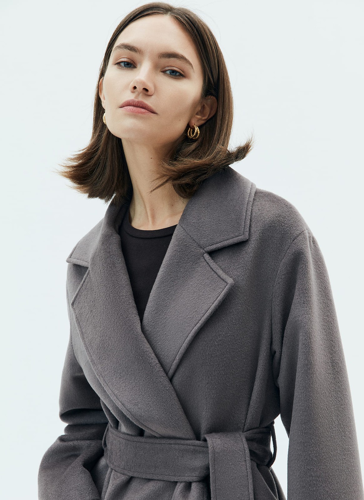 Пальто-халат с накладными карманами, цвет: темно-серый Allweneed
Пальто-халат в новом исполнении. Мы cделали более удлиненную модель, но сохранили все важные детали: отложной воротник, треугольные лацканы и пояс. Пальто выполнено из теплой шерсти с мягким отливом. Модель имеет два глубоких кармана для перчаток и других мелочей. Мы любим такой фасон за лаконичность и универсальность. Создавайте женственные образы или более расслабленные.