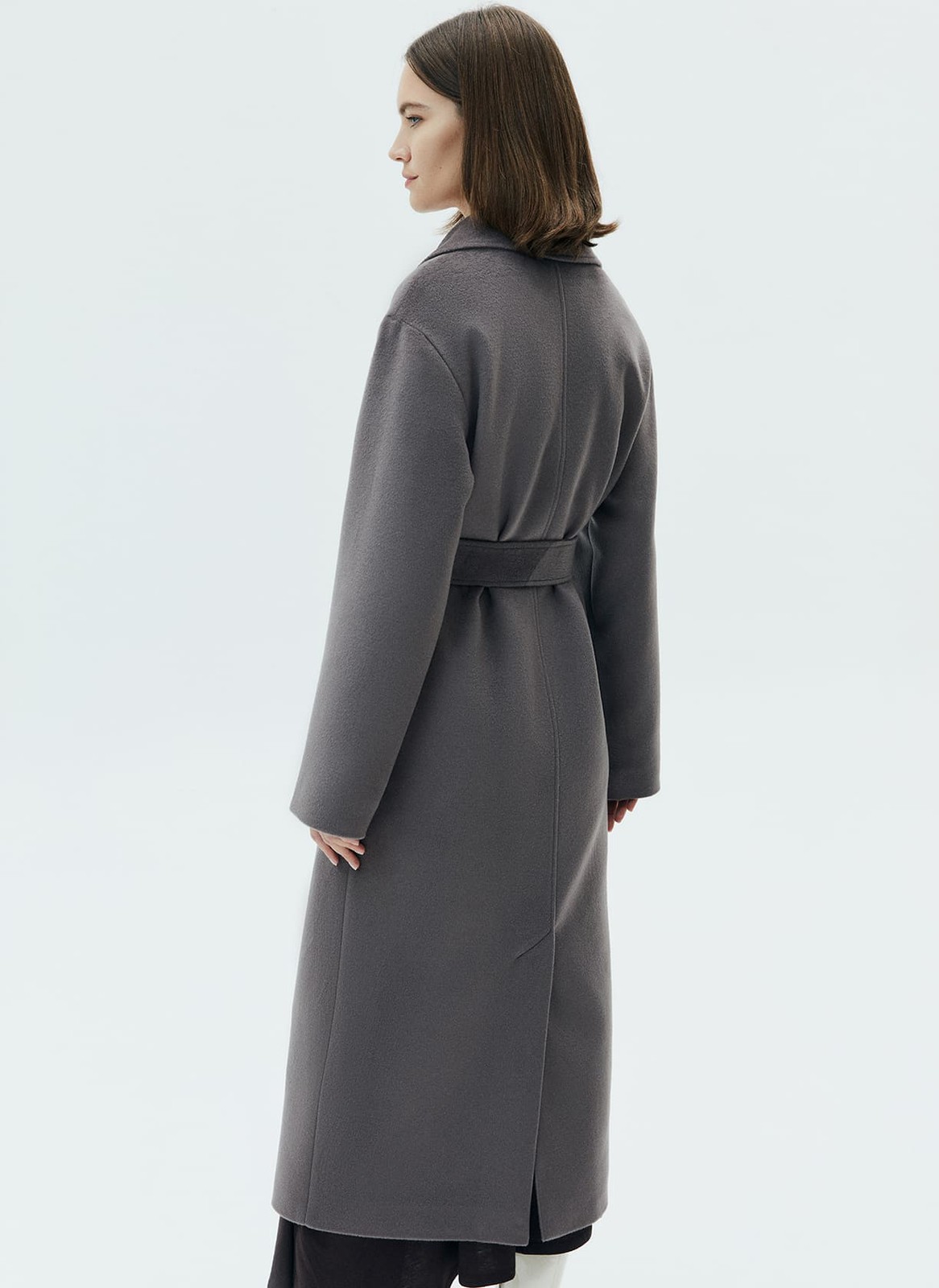 Пальто-халат с накладными карманами, цвет: темно-серый Allweneed
Пальто-халат в новом исполнении. Мы cделали более удлиненную модель, но сохранили все важные детали: отложной воротник, треугольные лацканы и пояс. Пальто выполнено из теплой шерсти с мягким отливом. Модель имеет два глубоких кармана для перчаток и других мелочей. Мы любим такой фасон за лаконичность и универсальность. Создавайте женственные образы или более расслабленные.