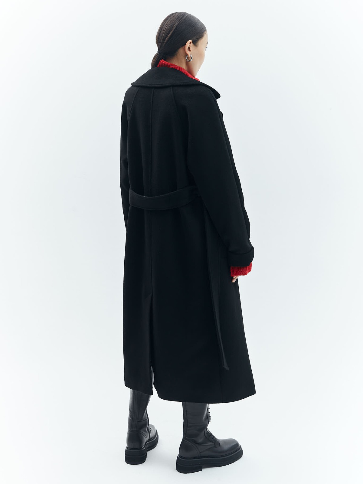 Двубортное пальто-тренч (утепленное), цвет: Черный Allweneed
Двубортное пальто с поясом бестселлер среди наших клиентов. Мы улучшили качество модели и выпустили пальто для городской зимы с утеплителем. Модель прямого силуэта, с цельнокроеным рукавом, который можно подворачивать на любую высоту. Пальто имеет два глубоких кармана, съемный пояс и застежку на крупные пуговицы. Благодаря универсальному крою его можно стилизовать для любого образа.