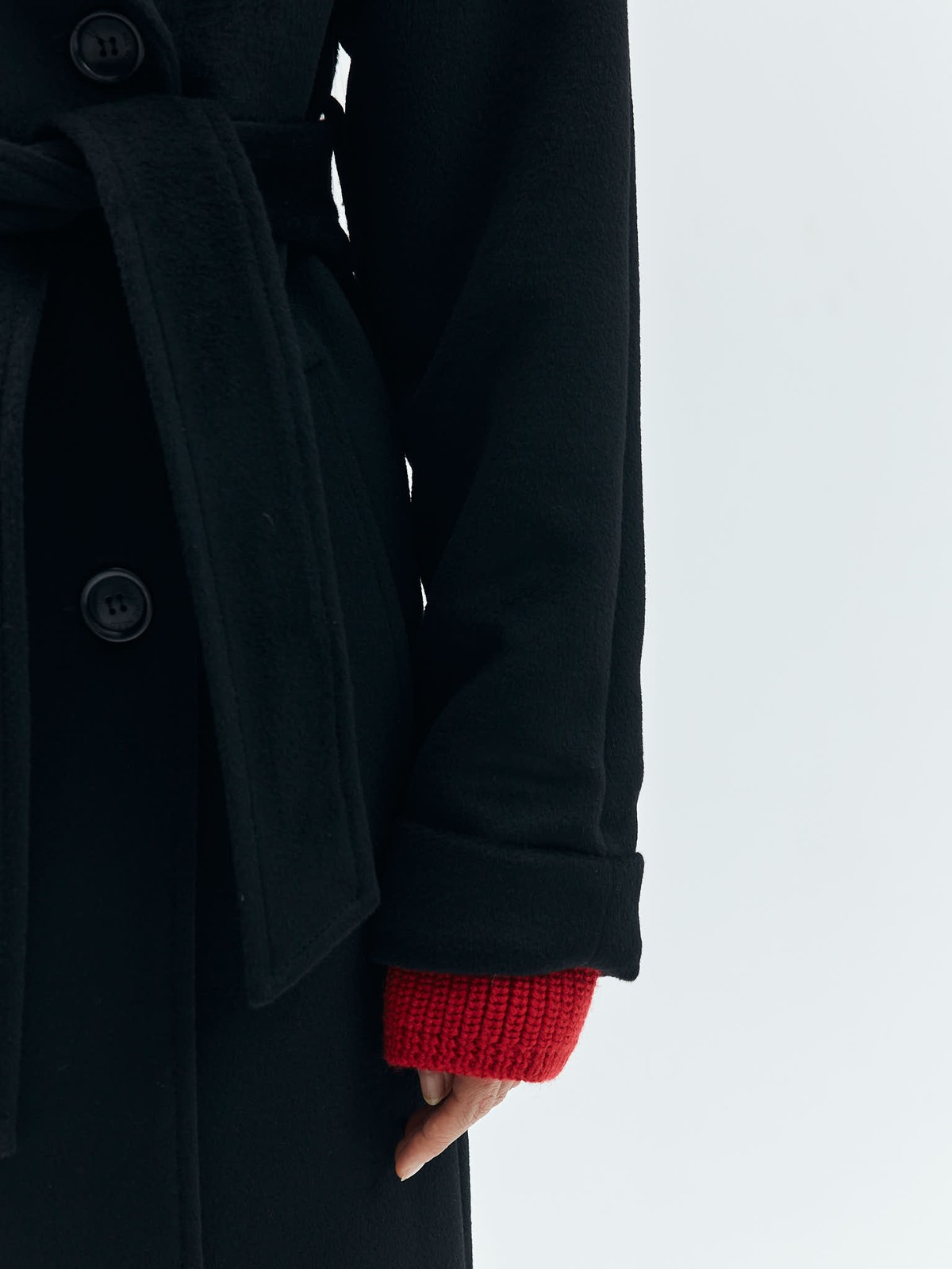 Двубортное пальто-тренч (утепленное), цвет: Черный Allweneed
Двубортное пальто с поясом бестселлер среди наших клиентов. Мы улучшили качество модели и выпустили пальто для городской зимы с утеплителем. Модель прямого силуэта, с цельнокроеным рукавом, который можно подворачивать на любую высоту. Пальто имеет два глубоких кармана, съемный пояс и застежку на крупные пуговицы. Благодаря универсальному крою его можно стилизовать для любого образа.