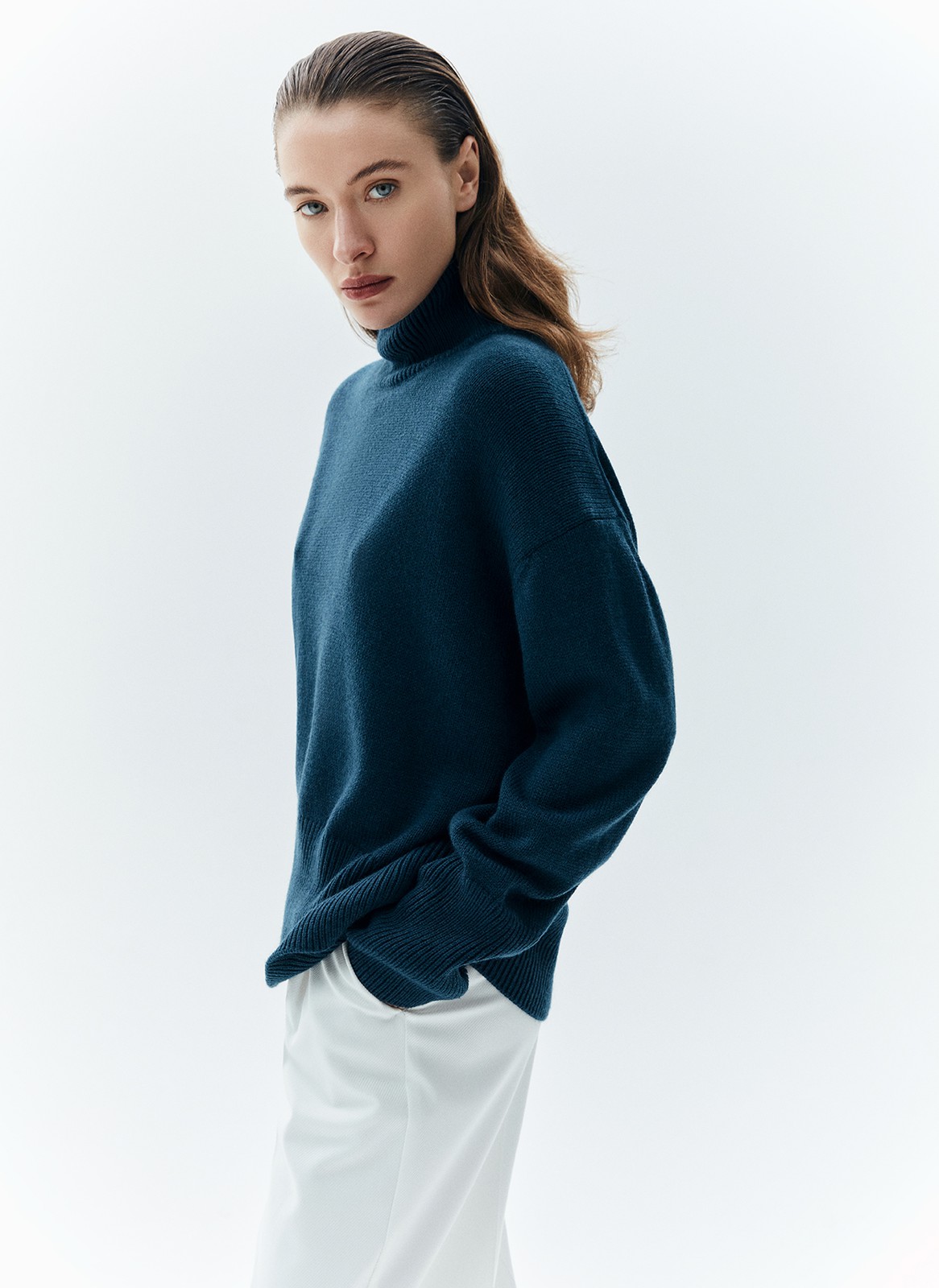 Свитер с высоким горлом, цвет: Индиго Allweneed Шерстянойджемпер oversize. Высокая горловина оформлена ребристой окантовкой для уютного образа и защищает от сильного ветра, а спущенное плечо позволяет носить джемпер с футболками и водолазками для тепла. Модель легко садится под пальто с отложным воротником и заменяет шарф при плохой погоде. Джемпер станет отличным дополнением базового гардероба.