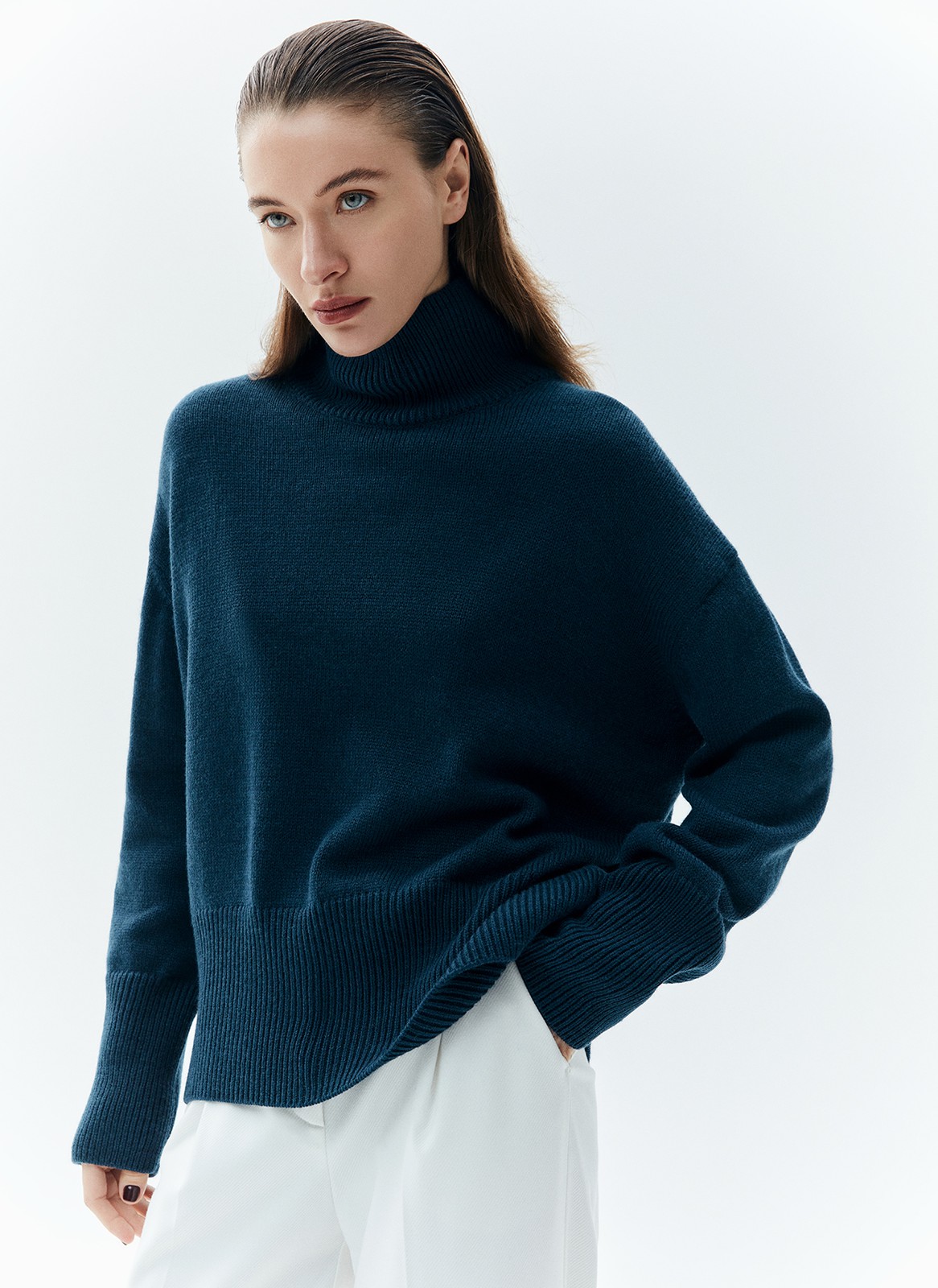 Свитер с высоким горлом, цвет: Индиго Allweneed Шерстянойджемпер oversize. Высокая горловина оформлена ребристой окантовкой для уютного образа и защищает от сильного ветра, а спущенное плечо позволяет носить джемпер с футболками и водолазками для тепла. Модель легко садится под пальто с отложным воротником и заменяет шарф при плохой погоде. Джемпер станет отличным дополнением базового гардероба.