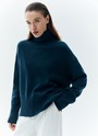 Свитер с высоким горлом, цвет: Индиго Allweneed Шерстянойджемпер oversize. Высокая горловина оформлена ребристой окантовкой для уютного образа и защищает от сильного ветра, а спущенное плечо позволяет носить джемпер с футболками и водолазками для тепла. Модель легко садится под пальто с отложным воротником и заменяет шарф при плохой погоде. Джемпер станет отличным дополнением базового гардероба.