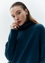 Свитер с высоким горлом, цвет: Индиго Allweneed Шерстянойджемпер oversize. Высокая горловина оформлена ребристой окантовкой для уютного образа и защищает от сильного ветра, а спущенное плечо позволяет носить джемпер с футболками и водолазками для тепла. Модель легко садится под пальто с отложным воротником и заменяет шарф при плохой погоде. Джемпер станет отличным дополнением базового гардероба.