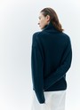 Свитер с высоким горлом, цвет: Индиго Allweneed Шерстянойджемпер oversize. Высокая горловина оформлена ребристой окантовкой для уютного образа и защищает от сильного ветра, а спущенное плечо позволяет носить джемпер с футболками и водолазками для тепла. Модель легко садится под пальто с отложным воротником и заменяет шарф при плохой погоде. Джемпер станет отличным дополнением базового гардероба.