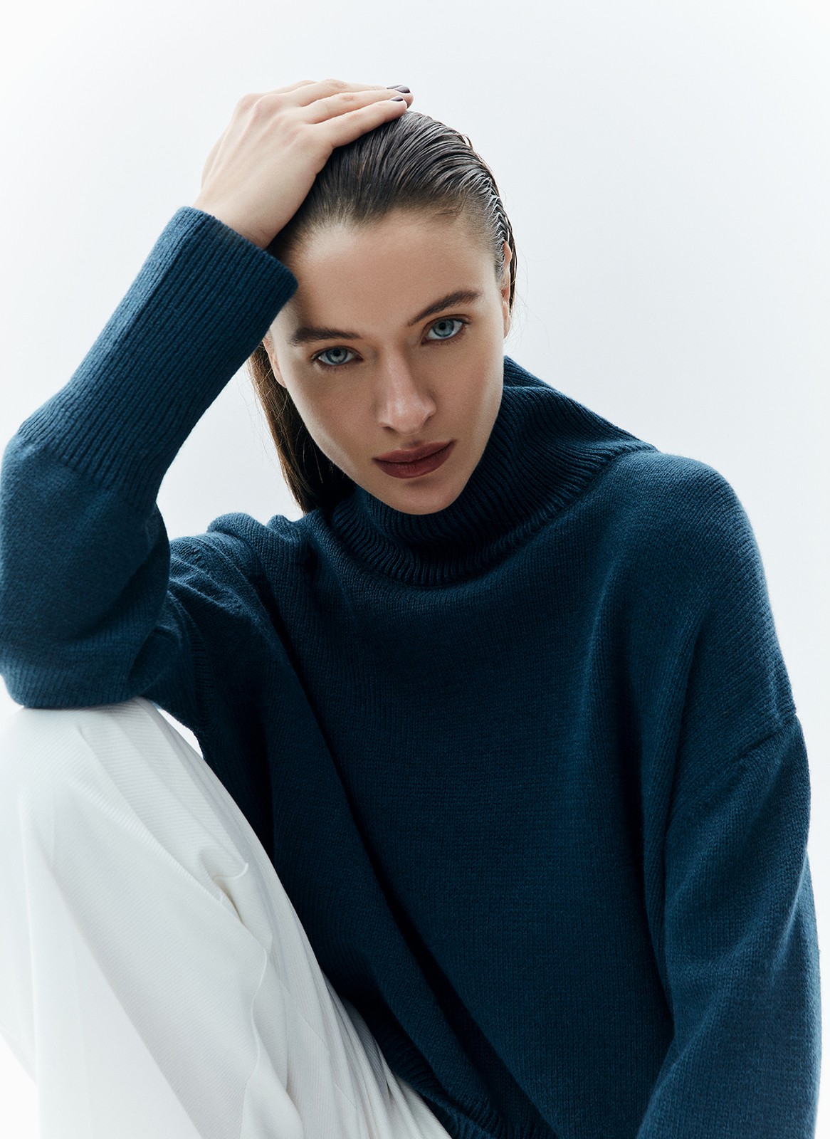 Свитер с высоким горлом, цвет: Индиго Allweneed Шерстянойджемпер oversize. Высокая горловина оформлена ребристой окантовкой для уютного образа и защищает от сильного ветра, а спущенное плечо позволяет носить джемпер с футболками и водолазками для тепла. Модель легко садится под пальто с отложным воротником и заменяет шарф при плохой погоде. Джемпер станет отличным дополнением базового гардероба.