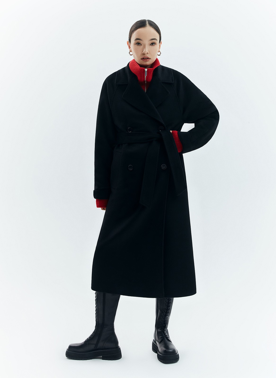 Двубортное пальто-тренч (утепленное), цвет: Черный Allweneed
Двубортное пальто с поясом бестселлер среди наших клиентов. Мы улучшили качество модели и выпустили пальто для городской зимы с утеплителем. Модель прямого силуэта, с цельнокроеным рукавом, который можно подворачивать на любую высоту. Пальто имеет два глубоких кармана, съемный пояс и застежку на крупные пуговицы. Благодаря универсальному крою его можно стилизовать для любого образа.