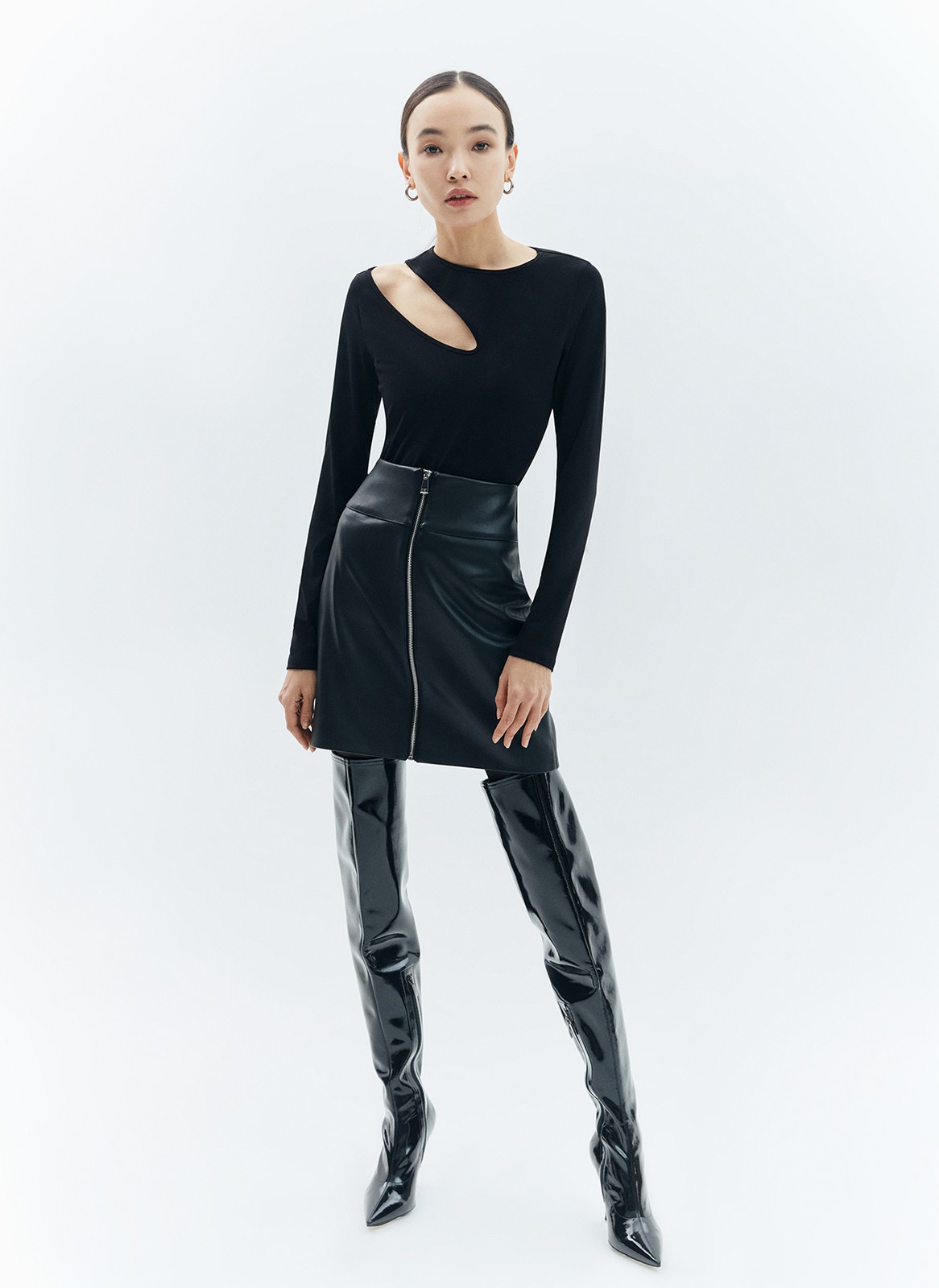 


Юбка длины мини с застёжкой на металлическую молнию. Модель с завышенной талией, чтобы сочетать с укороченными свитерами. Для изделия мы выбрали гладкую экокожу с матовым блеском универсальное решение, которое дополнит и яркие, и пастельные оттенки.